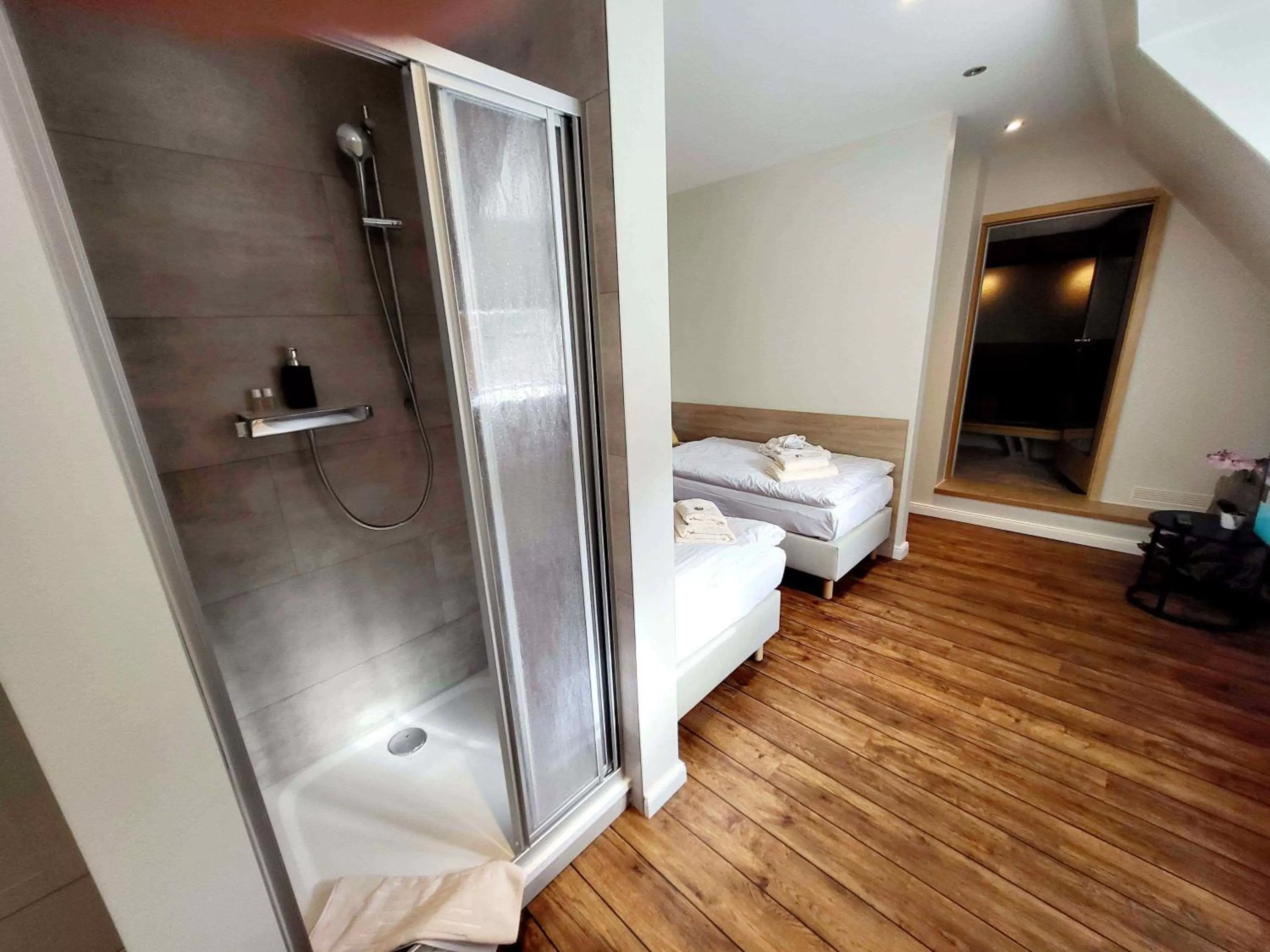 Shower, Bed in Hotel An den Bleichen