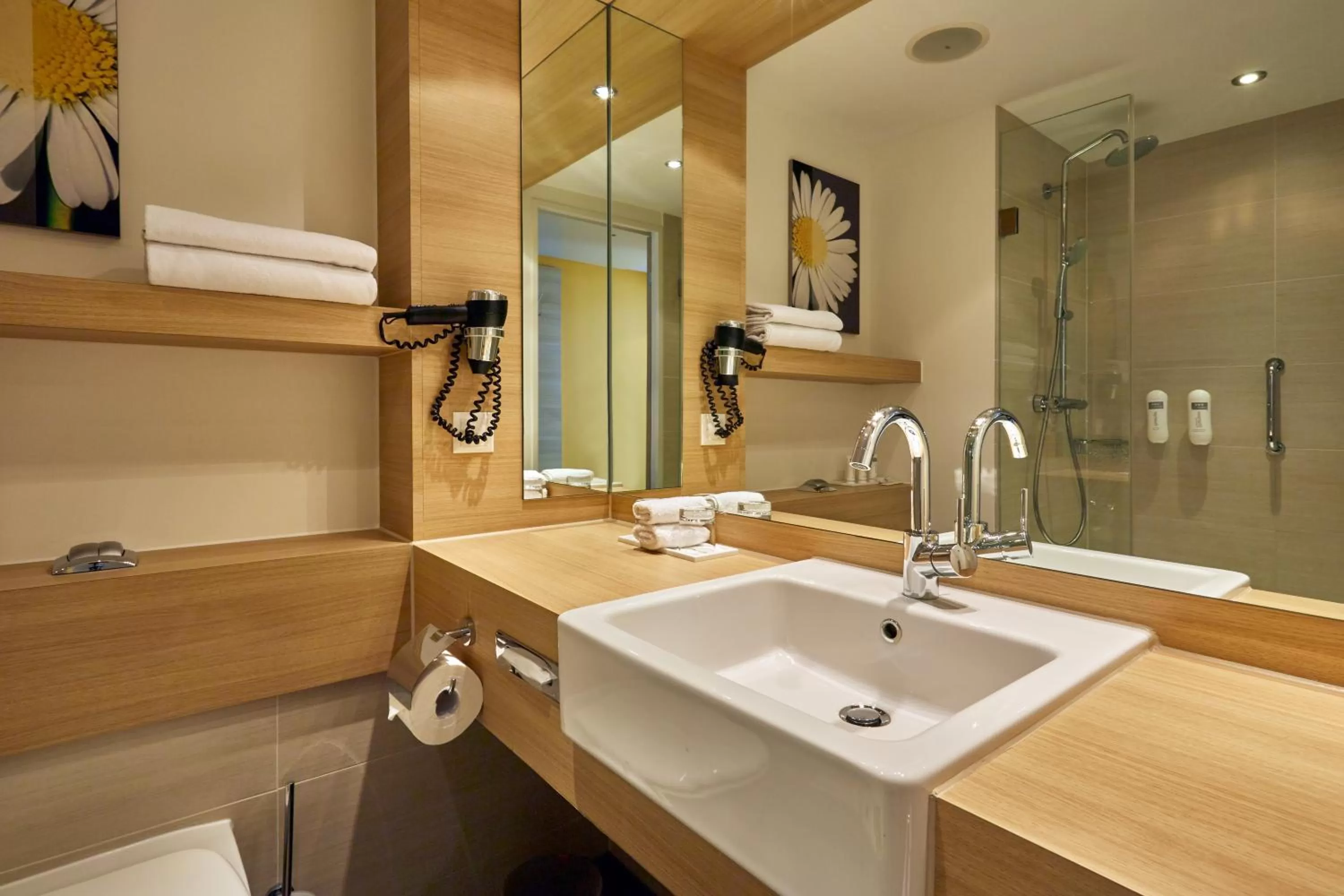 Bathroom in H+ Hotel Zürich