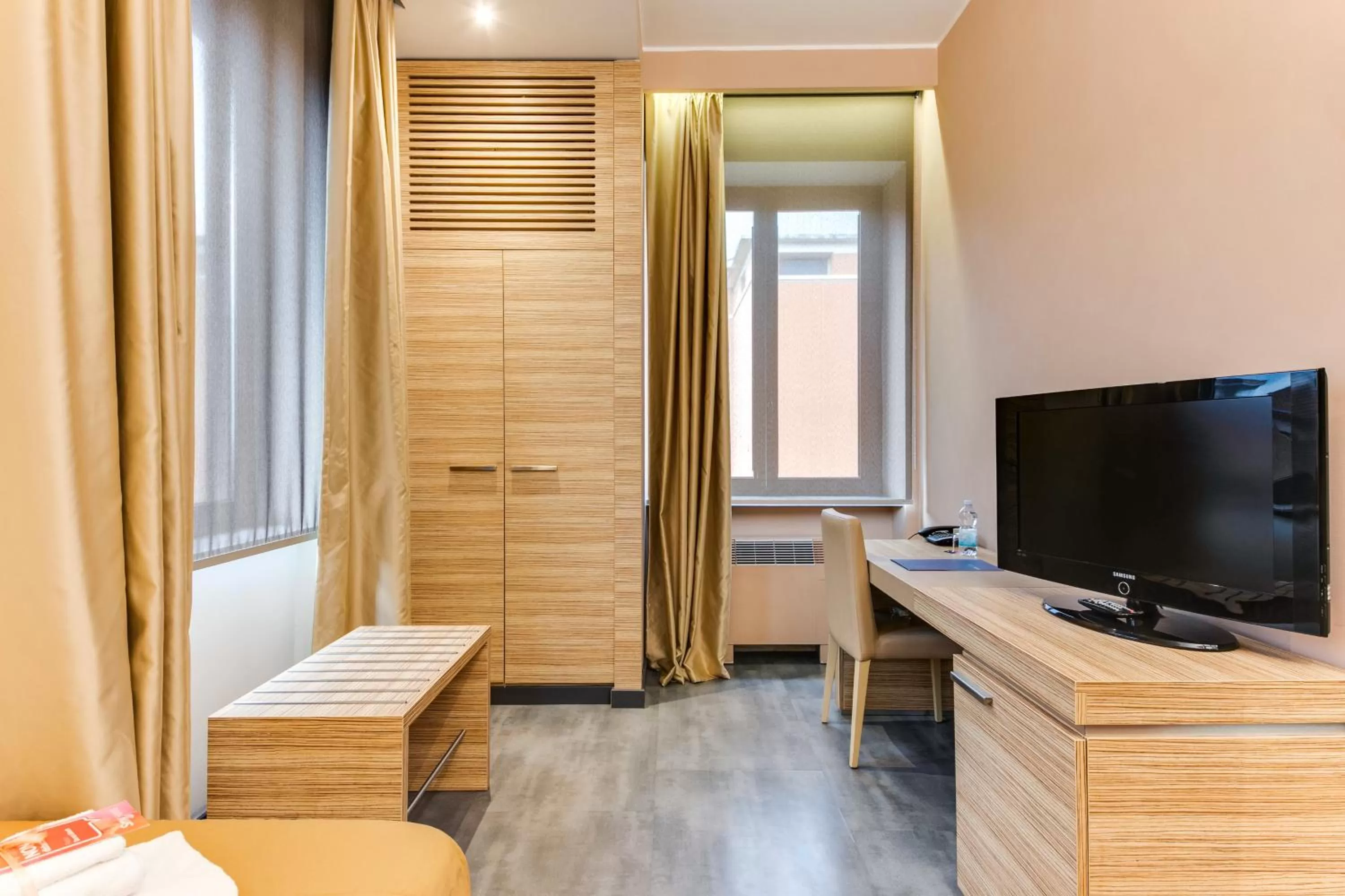 TV and multimedia in Phi Hotel Garden Area Roma Eur