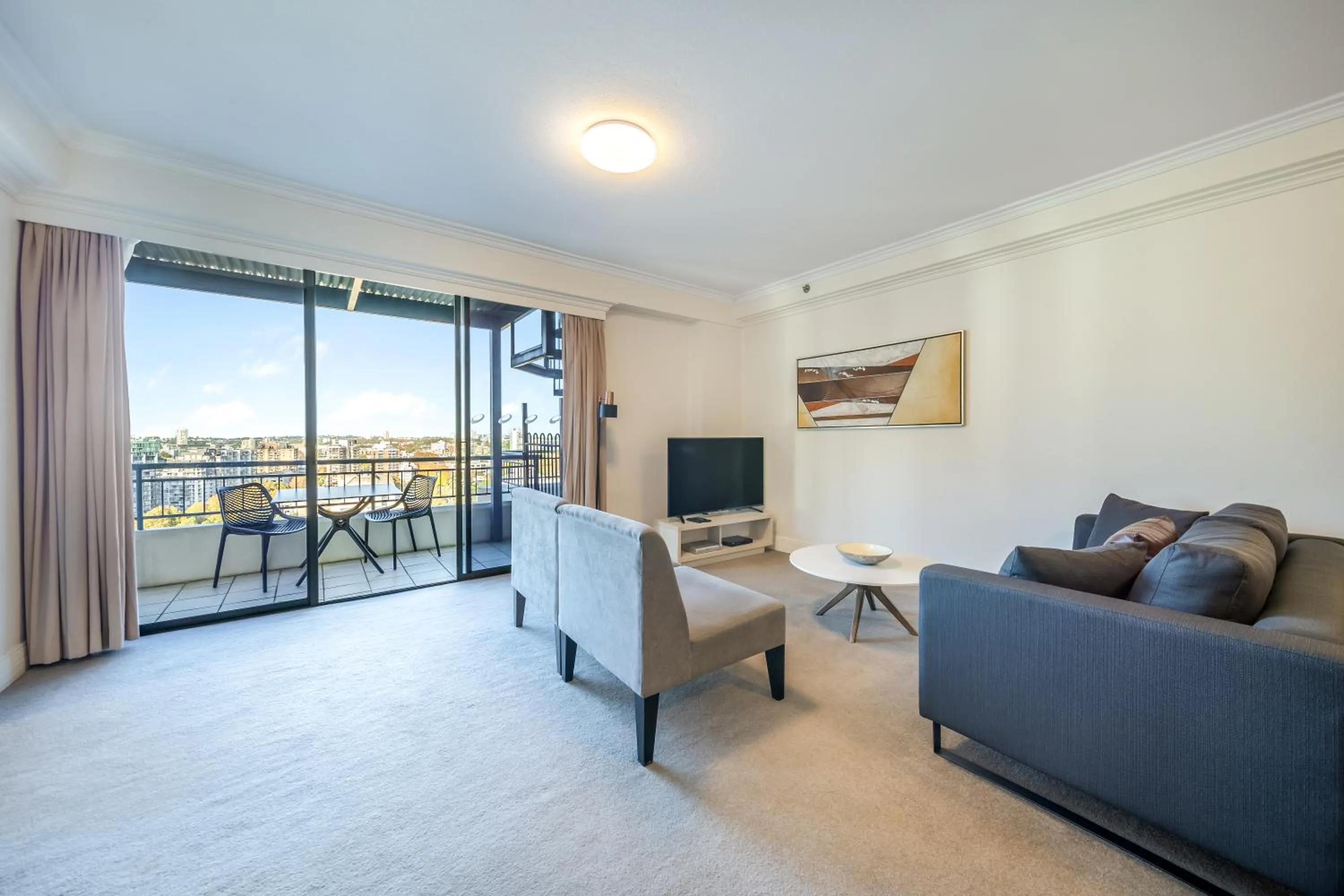 TV and multimedia in Oaks Sydney Castlereagh Suites