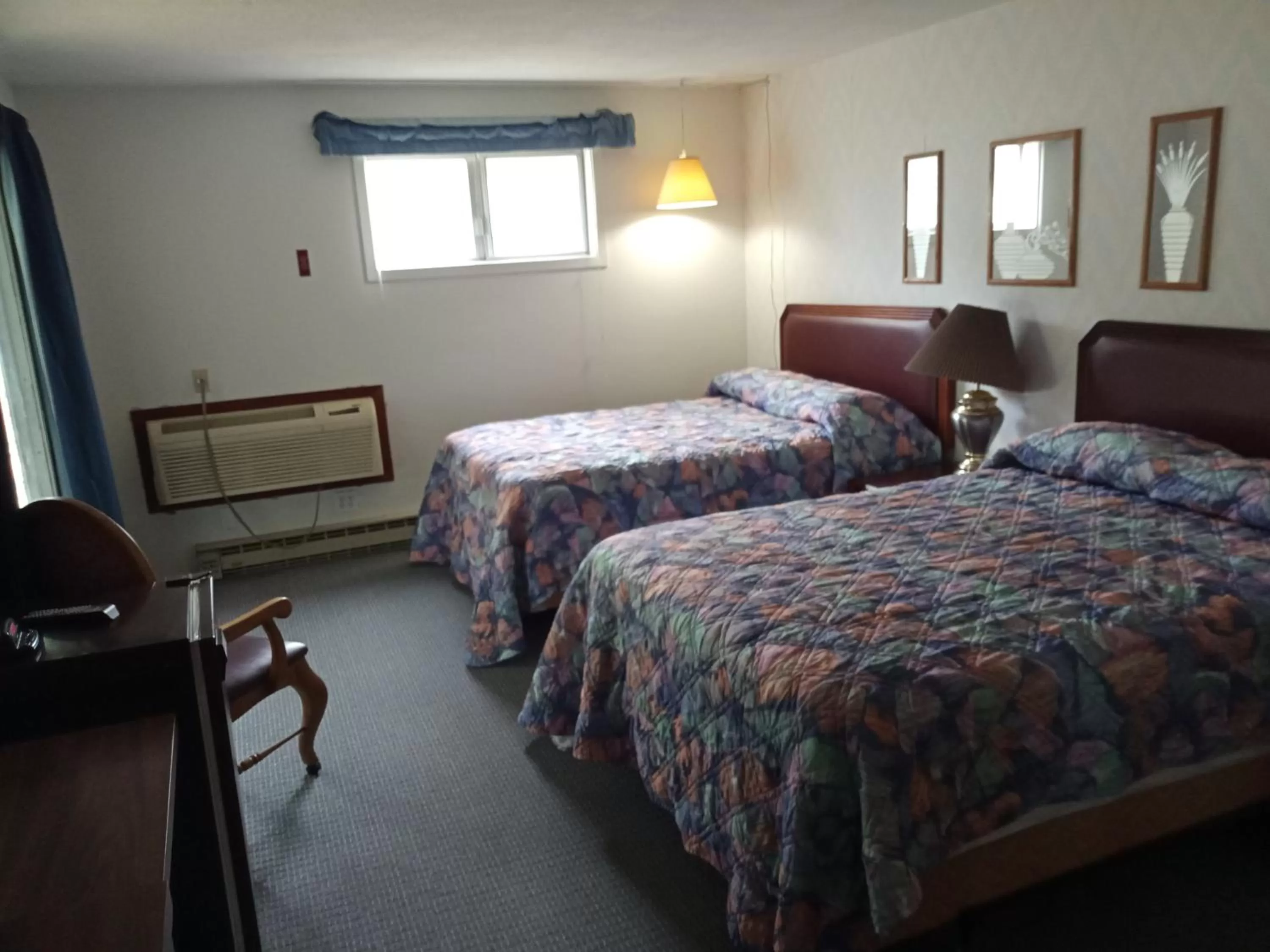 Bed in Eight Bar B Motel