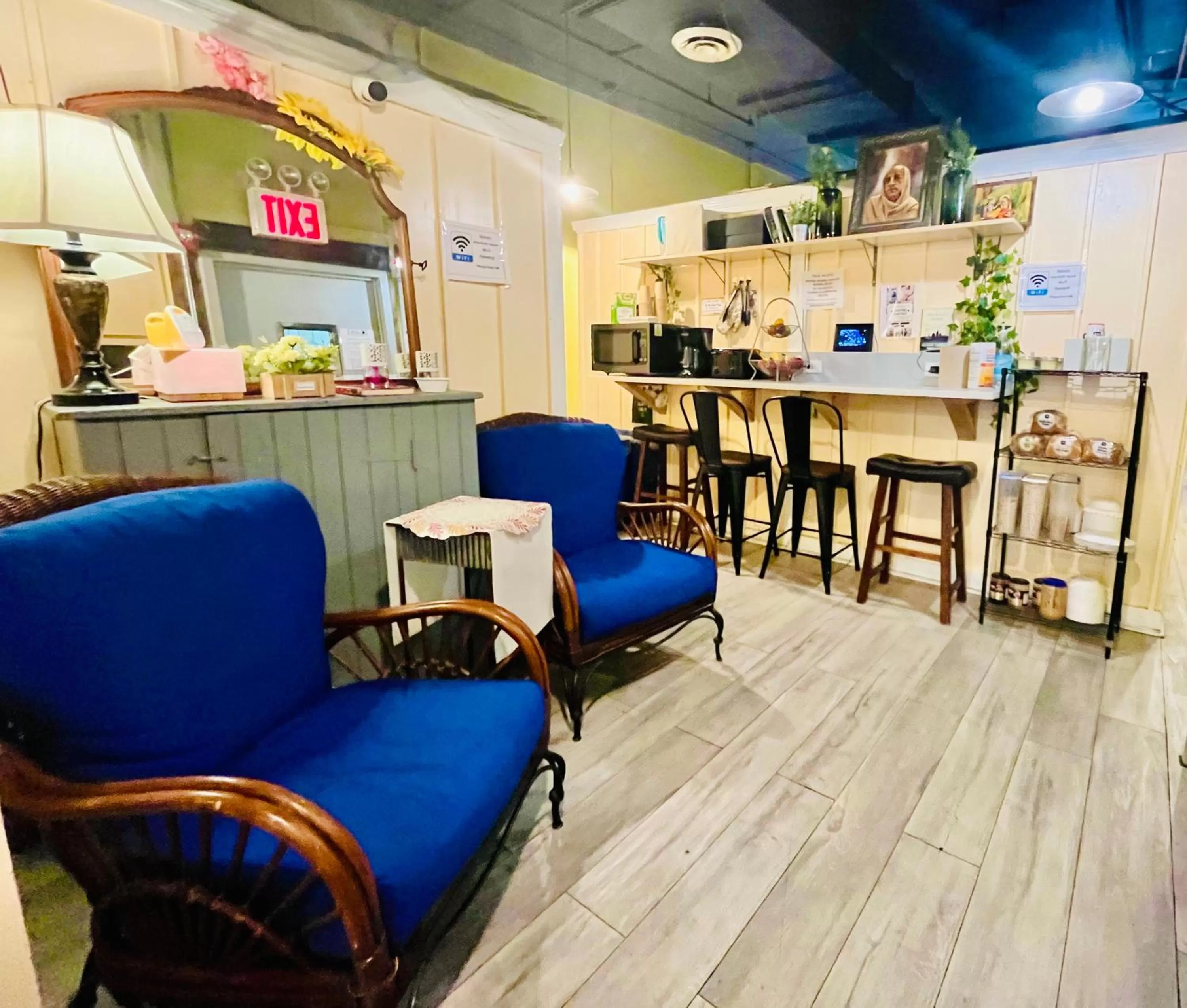Seating area in New York Spirit Retreats HOSTEL