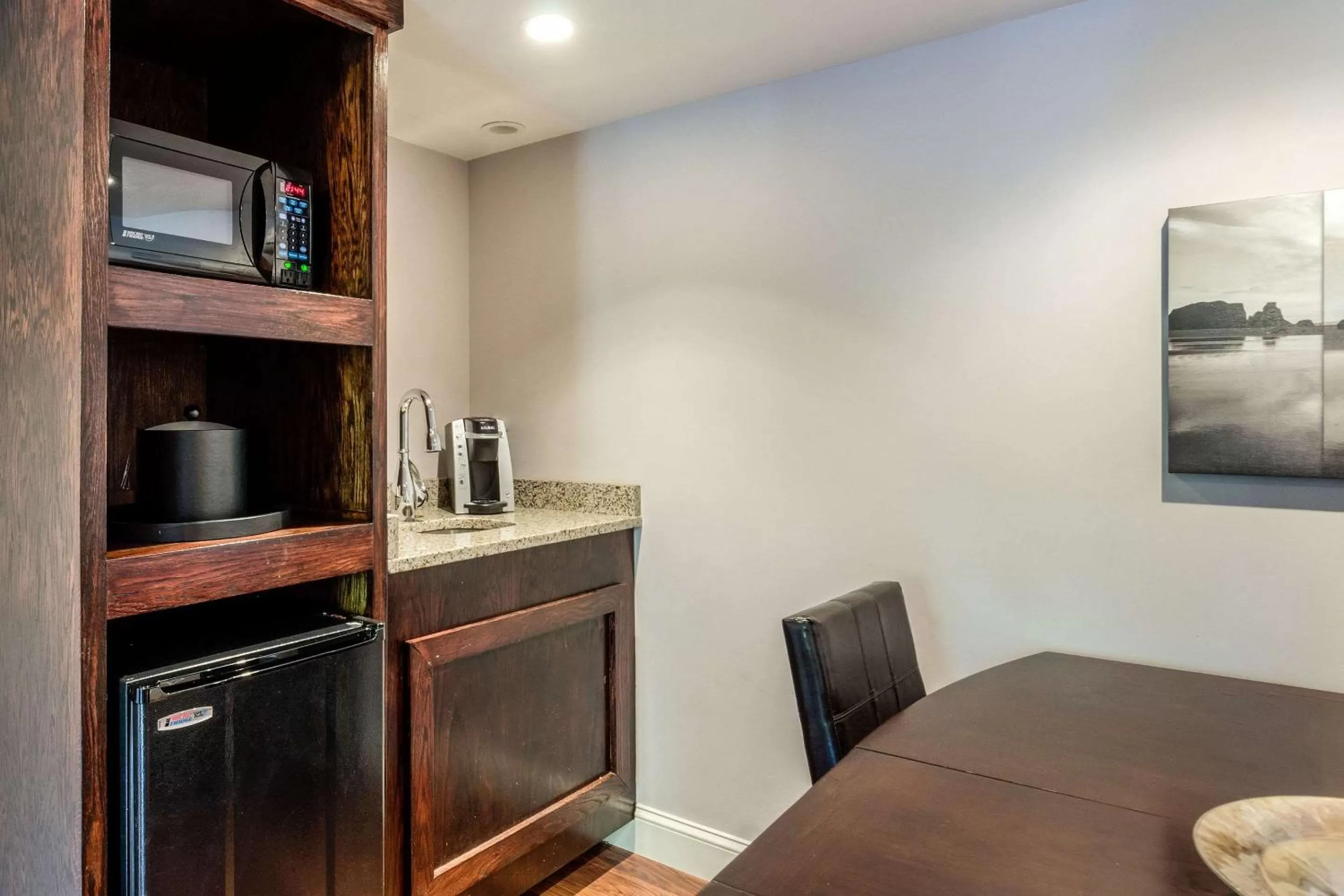 Photo of the whole room, TV/Entertainment Center in Clarion Hotel Seekonk - Providence