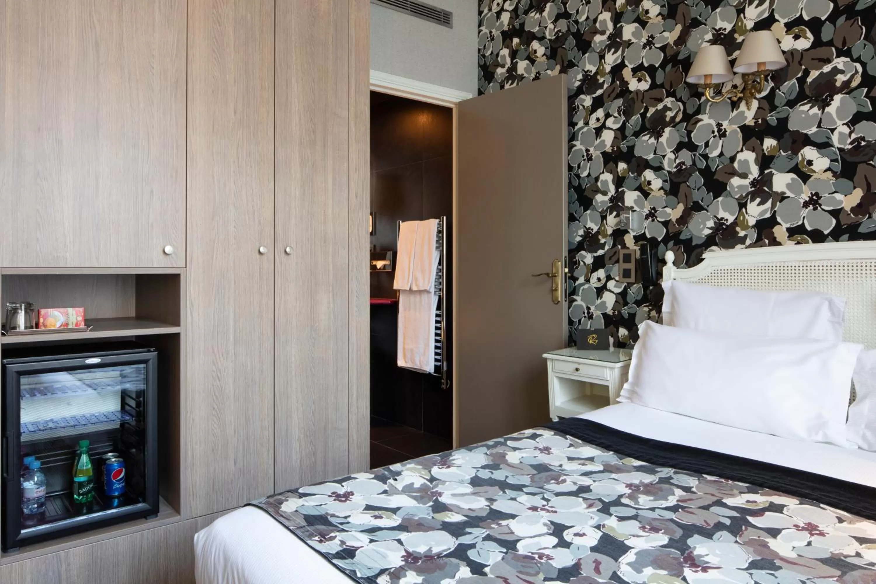 Photo of the whole room, Bed in Hôtel Regent's Garden - Astotel