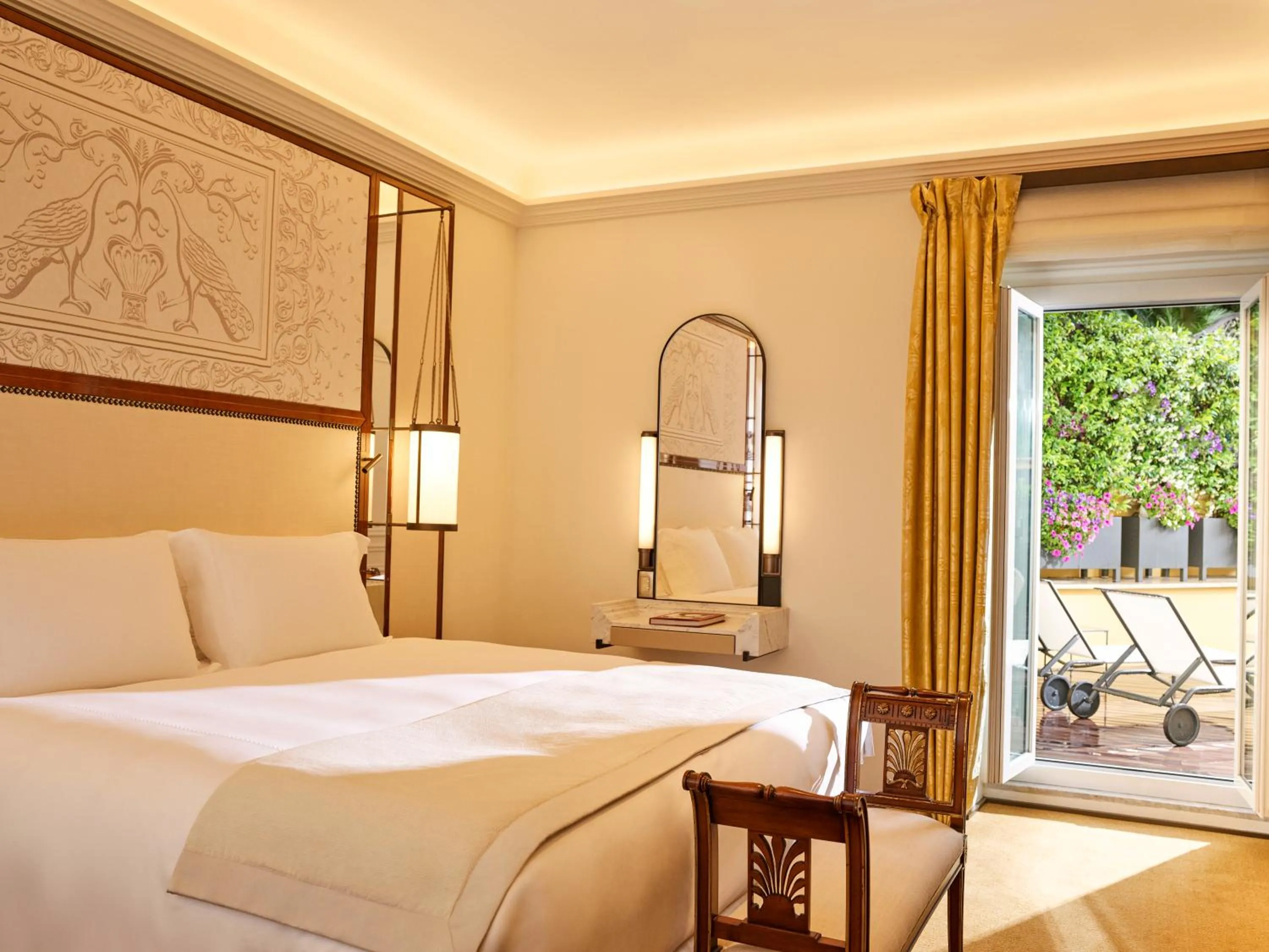 Bedroom, Bed in Hotel Eden - Dorchester Collection