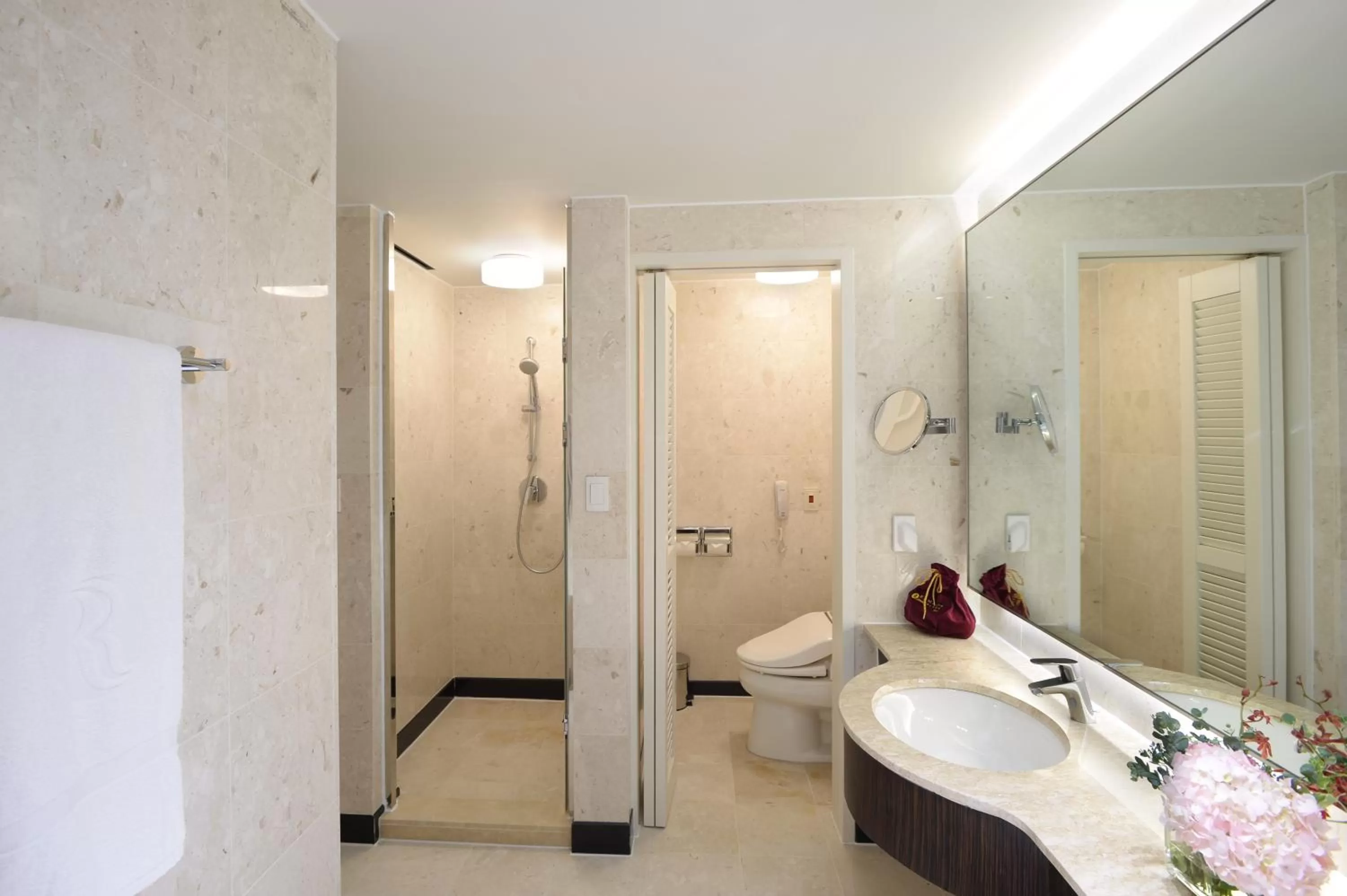 Bathroom in Ramada Plaza by Wyndham Jeju Ocean Front