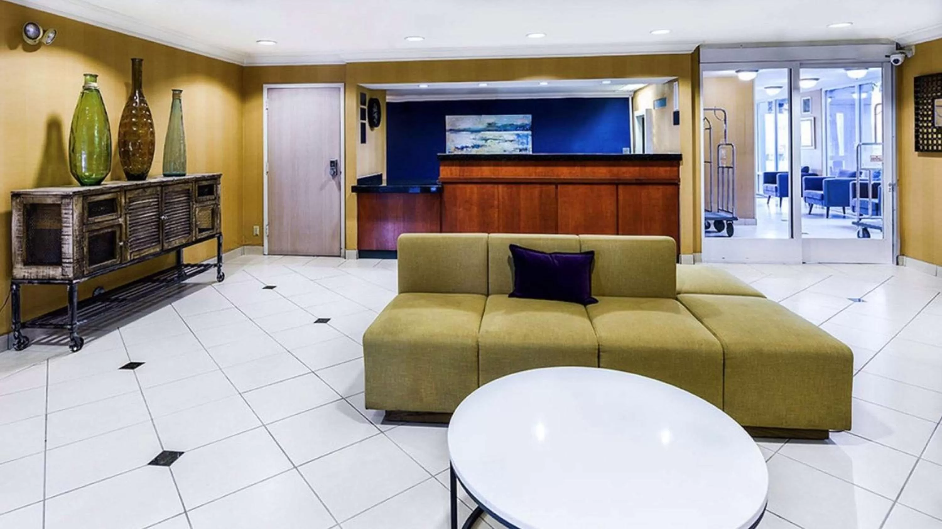 Lobby or reception in SureStay Hotel by Best Western Ontario Airport