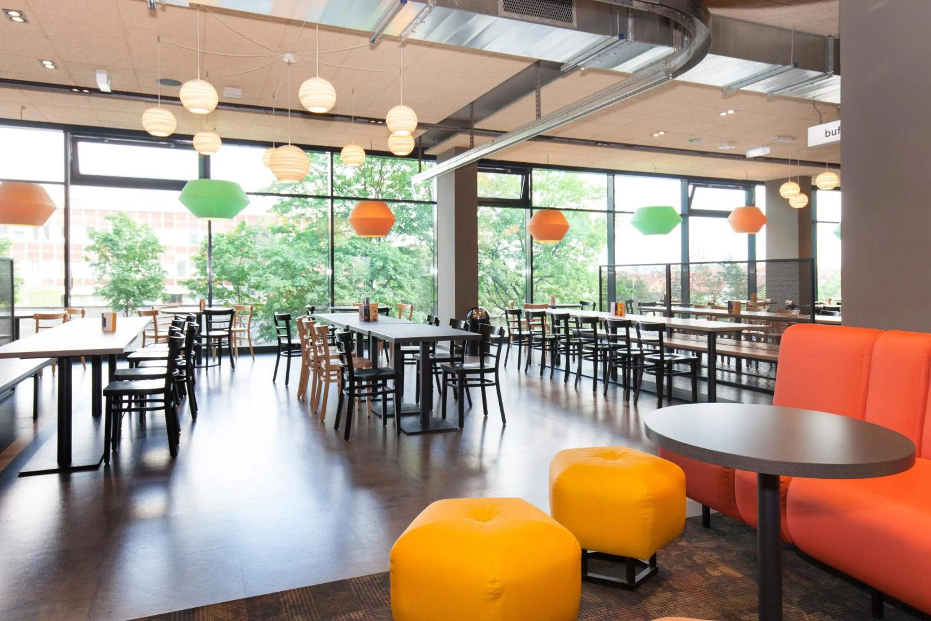 Restaurant/places to eat in a&o Prague Rhea