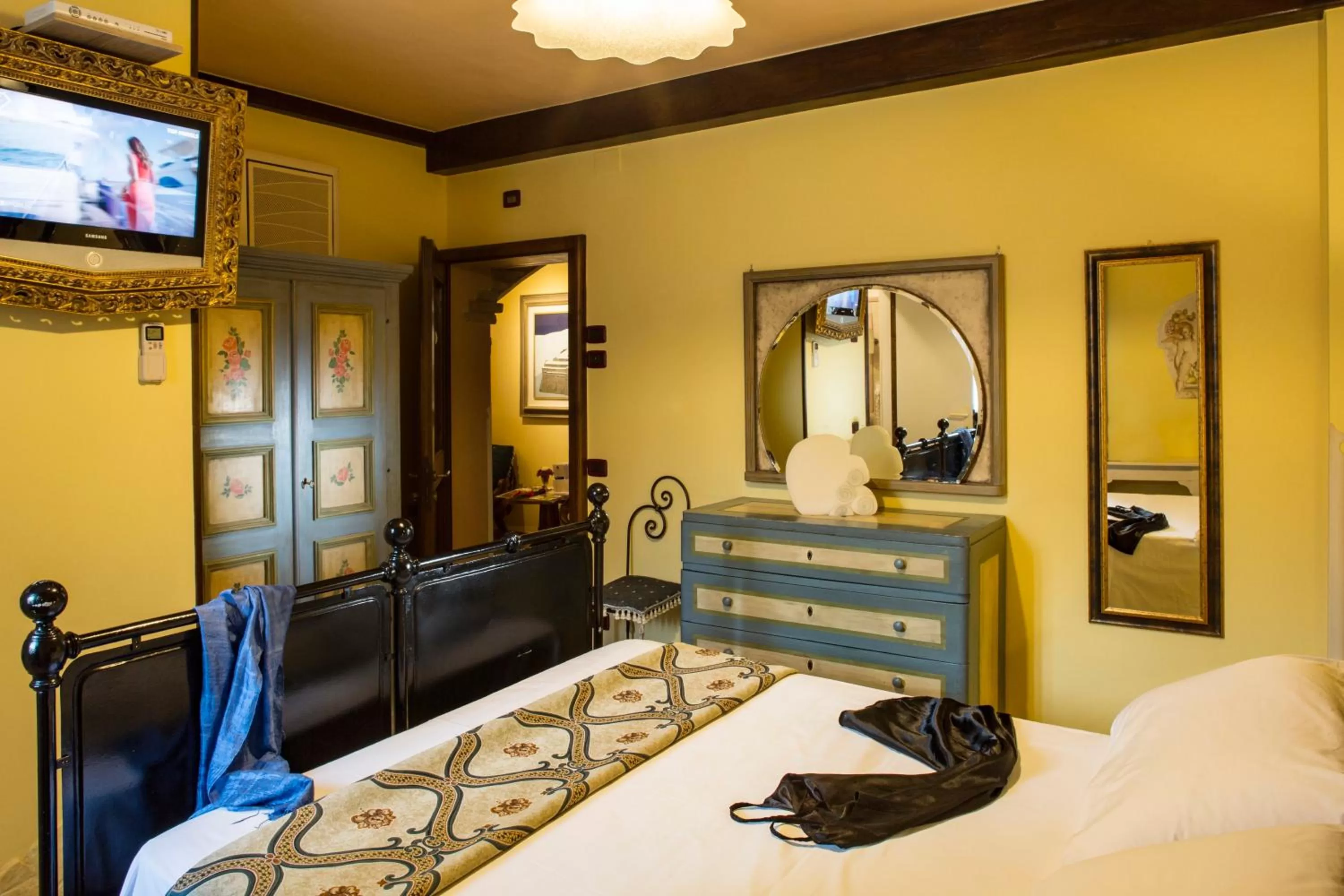 TV and multimedia, Bed in UNICA Assisi agri-charming house