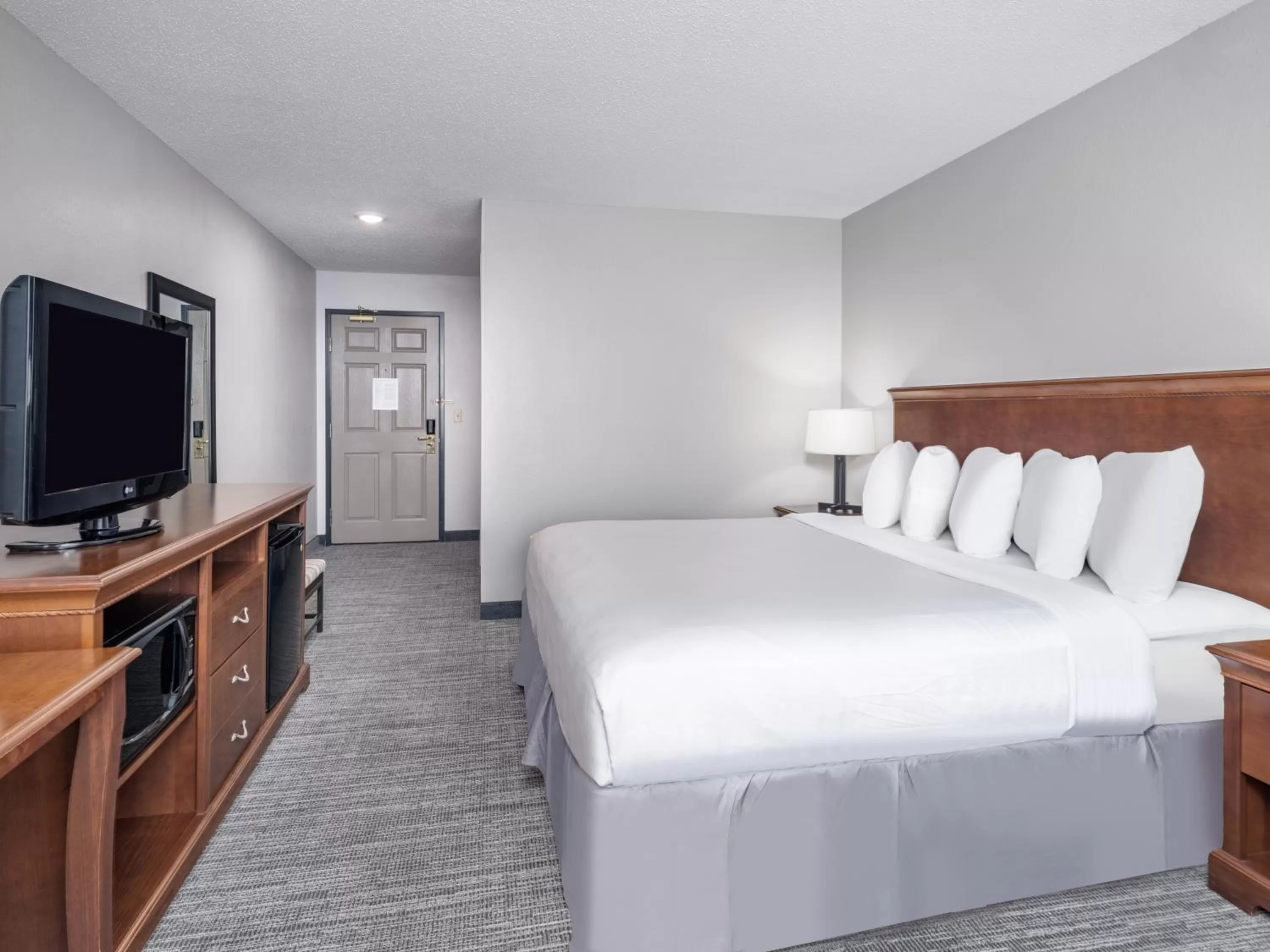 Bedroom in Country Inn & Suites by Radisson, Toledo, OH