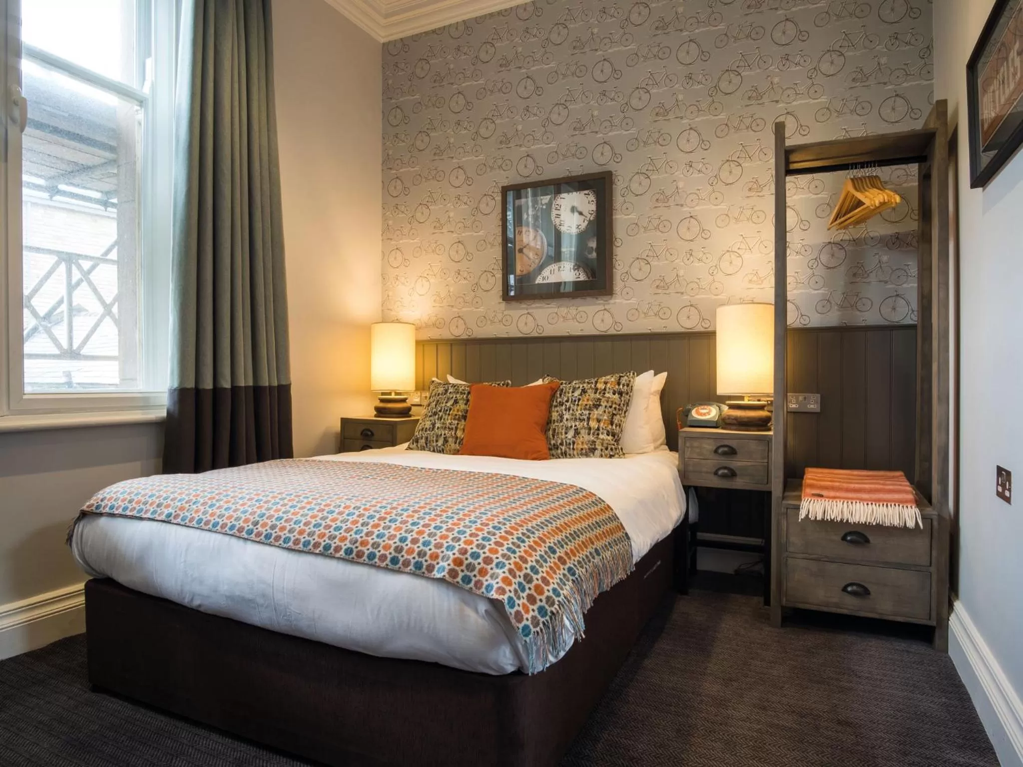 Photo of the whole room, Bed in Toll House Inn