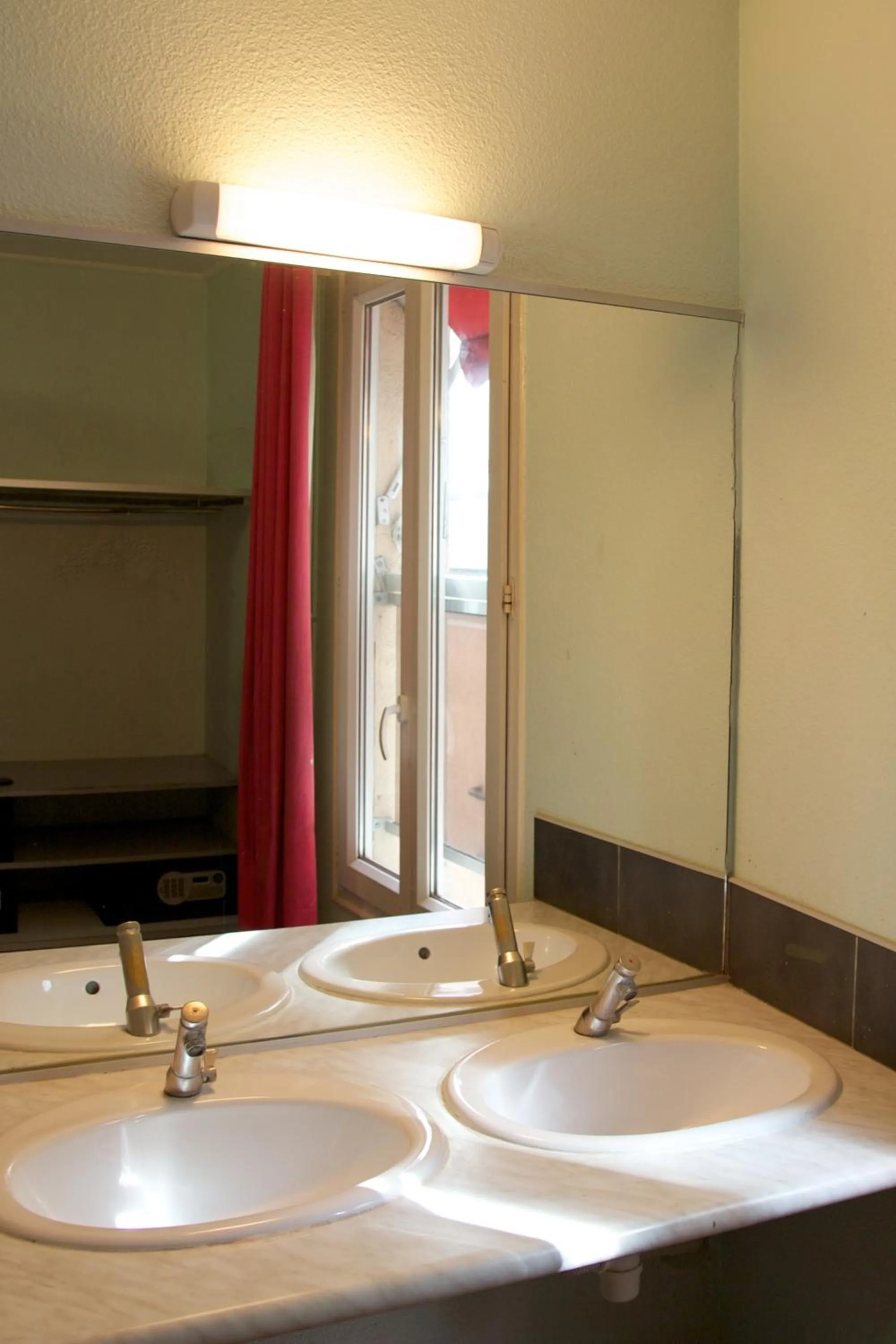 Bathroom in Auberge Internationale des Jeunes