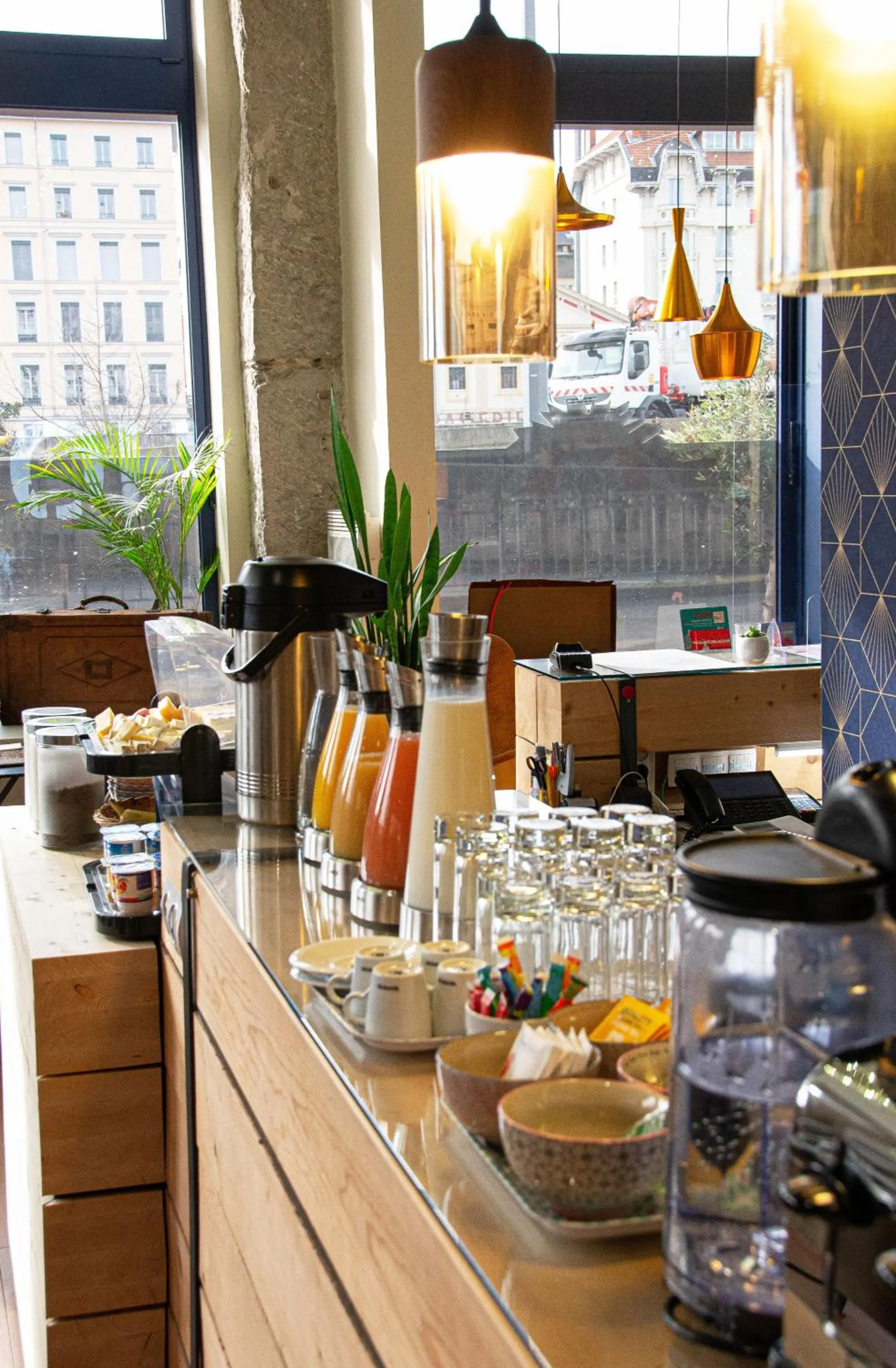 Restaurant/places to eat in Hotelo Lyon Charité