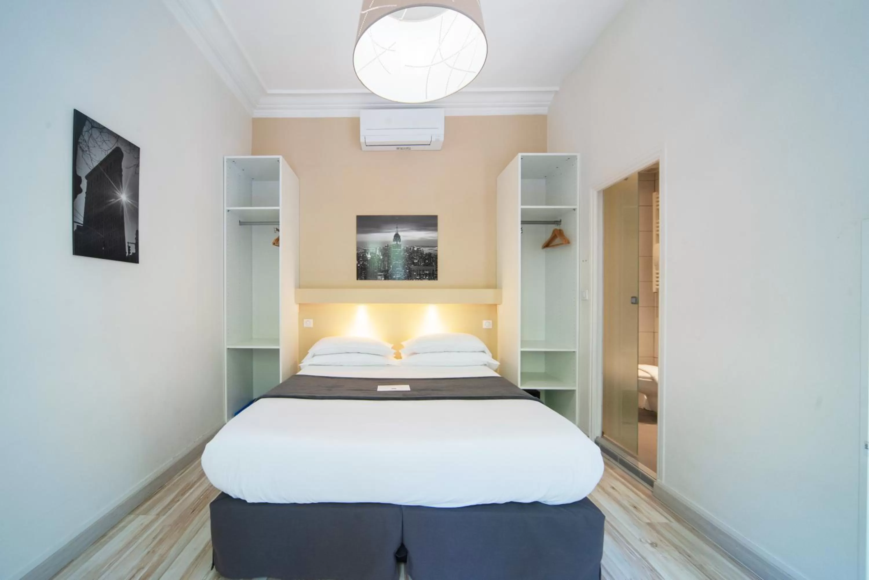 Photo of the whole room, Bed in Residence Metropole Toulouse