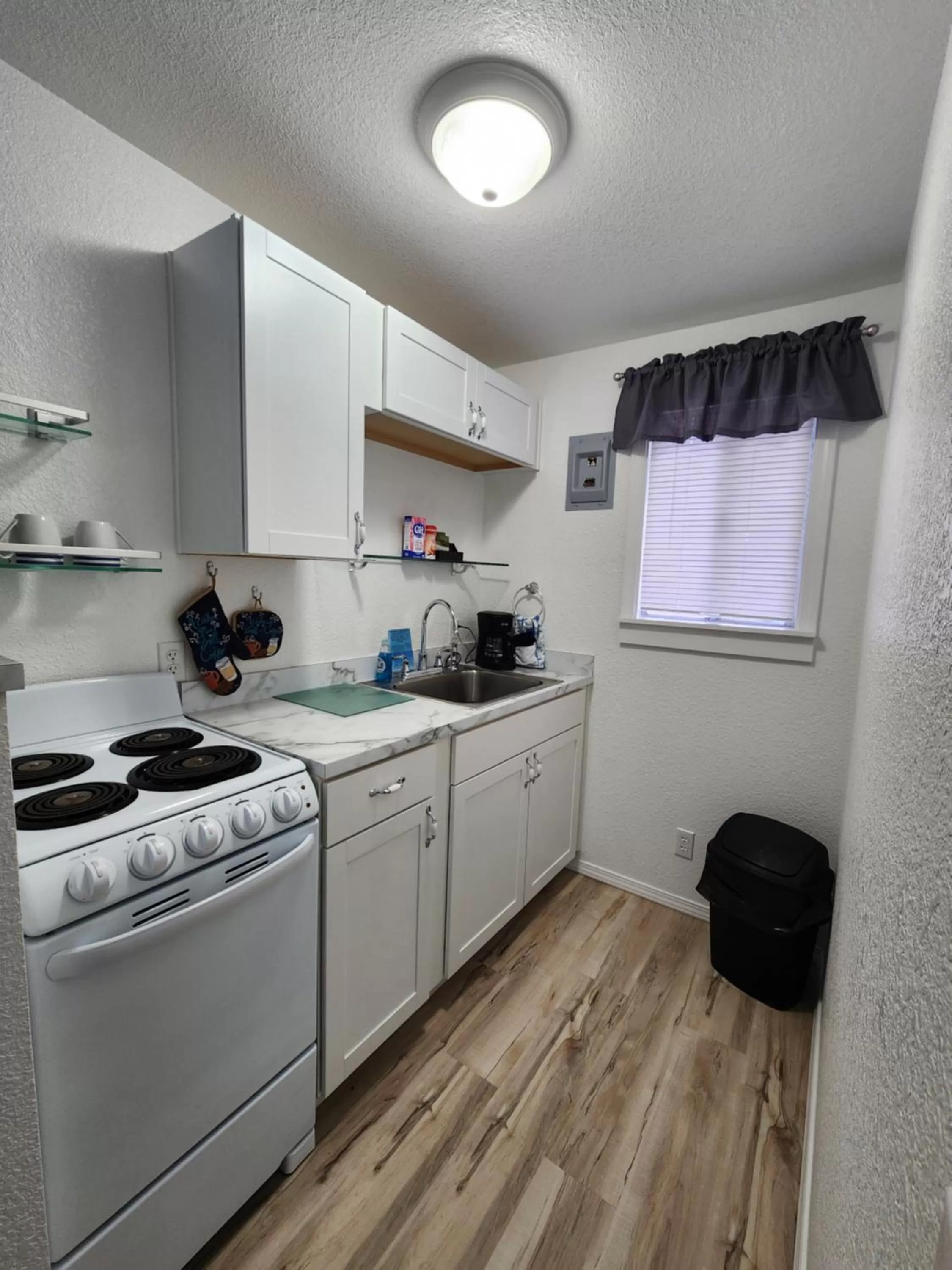 Kitchen or kitchenette in Plainview Motel
