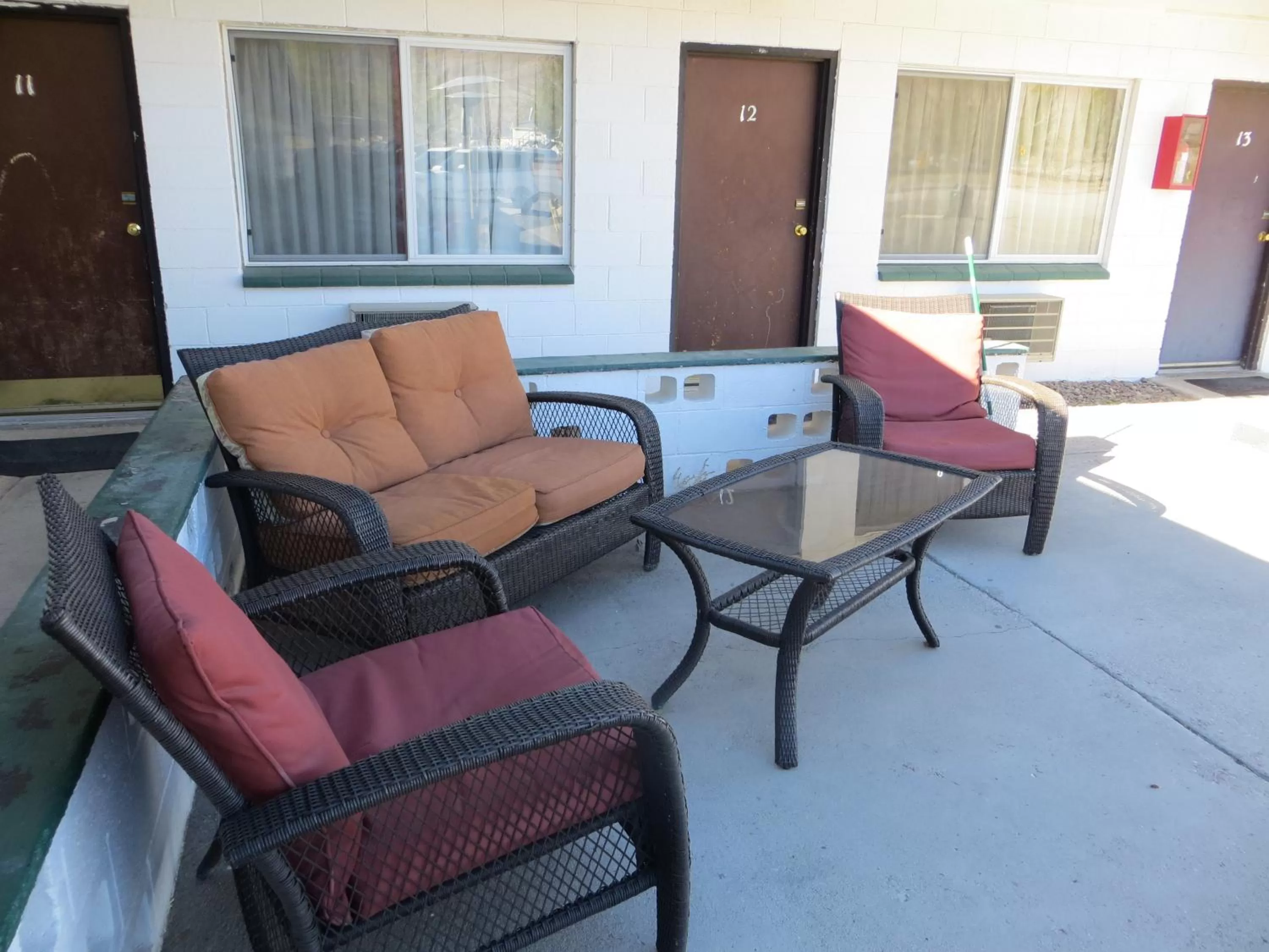 Facade/entrance in Alamo Inn