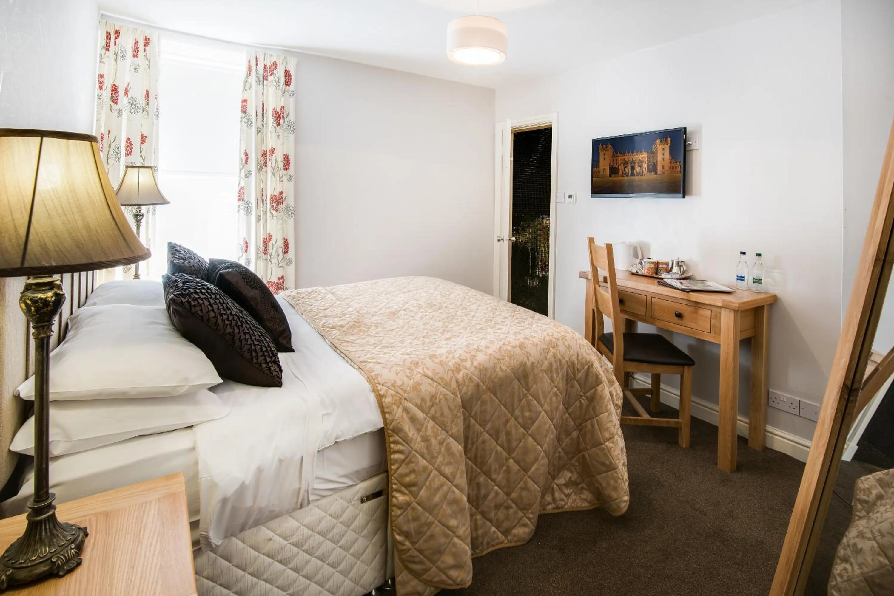 Photo of the whole room, Bed in Queenshead Hotel Kelso