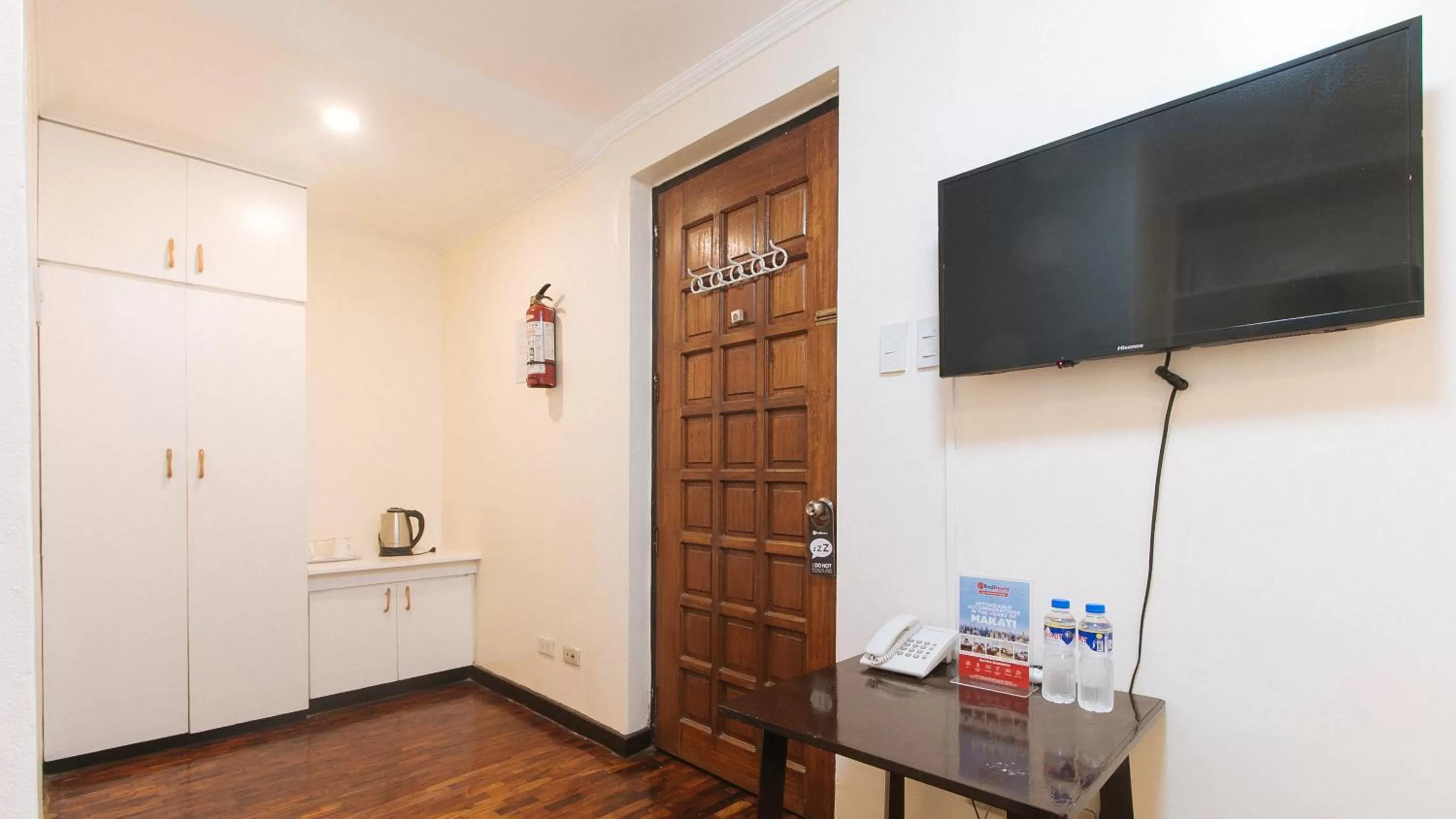 TV and multimedia, TV/Entertainment Center in RedDoorz Premium near Greenbelt Makati - Vaccinated Staff