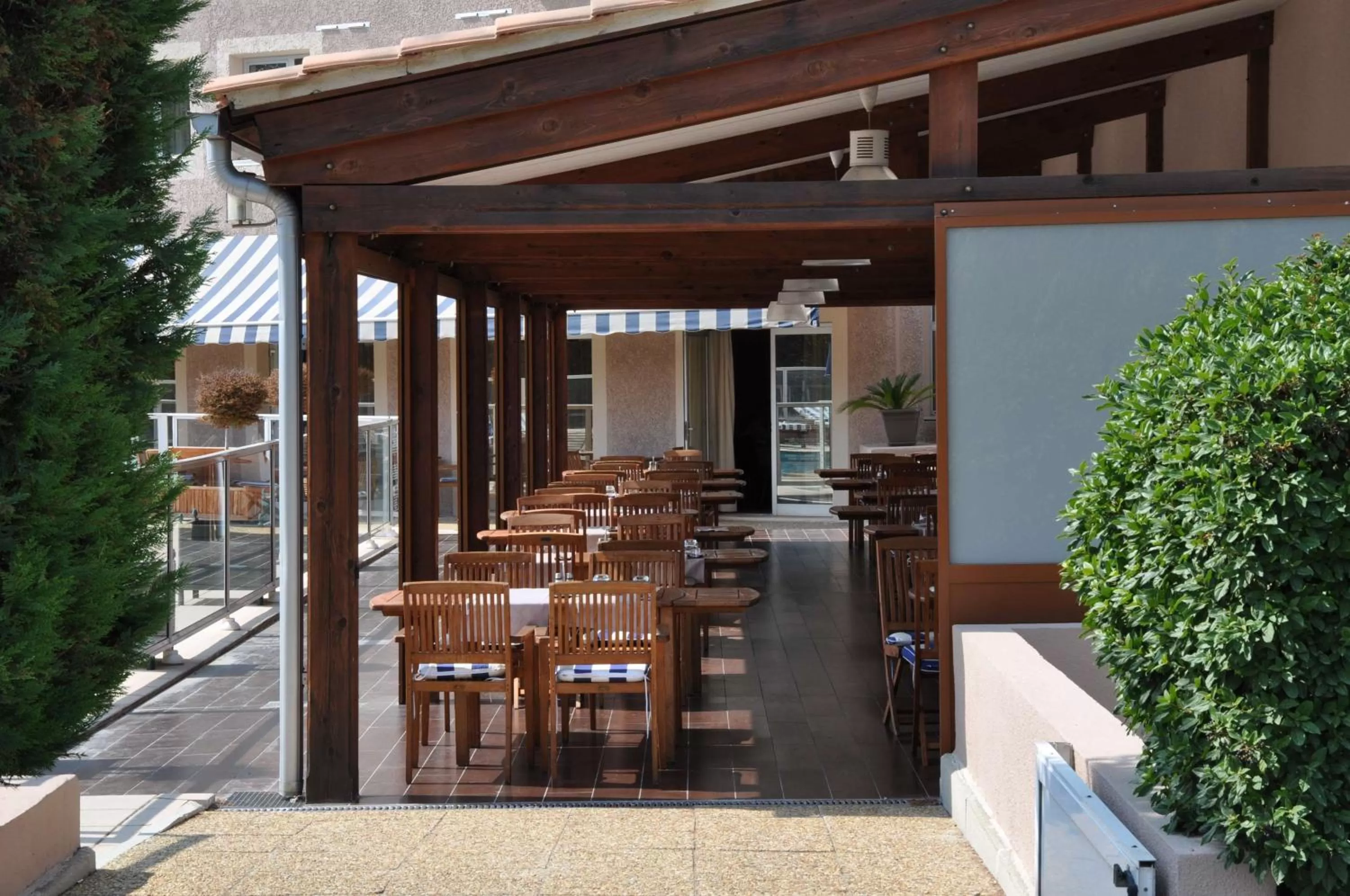 Restaurant/places to eat in Best Western Marseille Aeroport