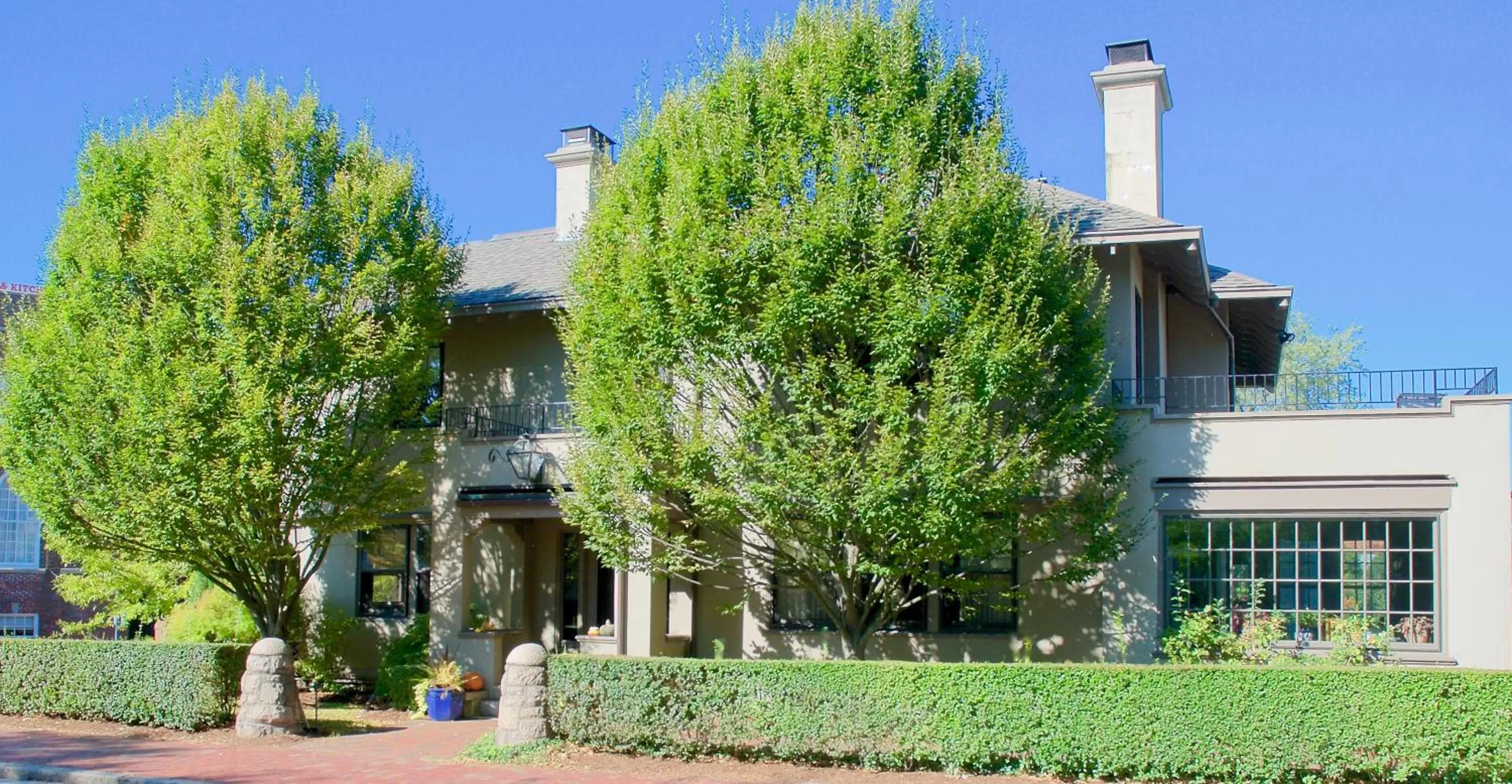 Facade/entrance, Property Building in Hilltop Inn