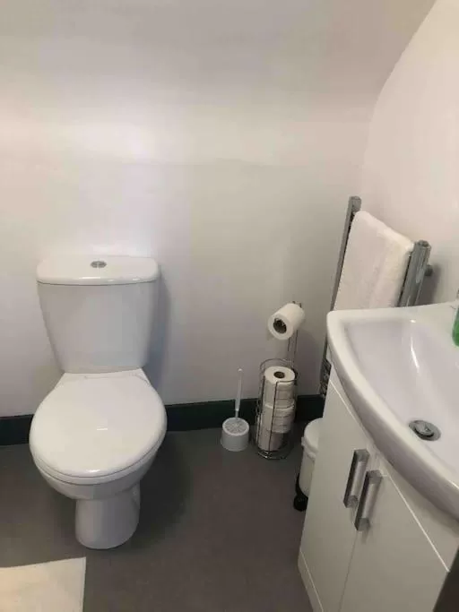 Toilet in Newly refurbished studio, great location 8 studios