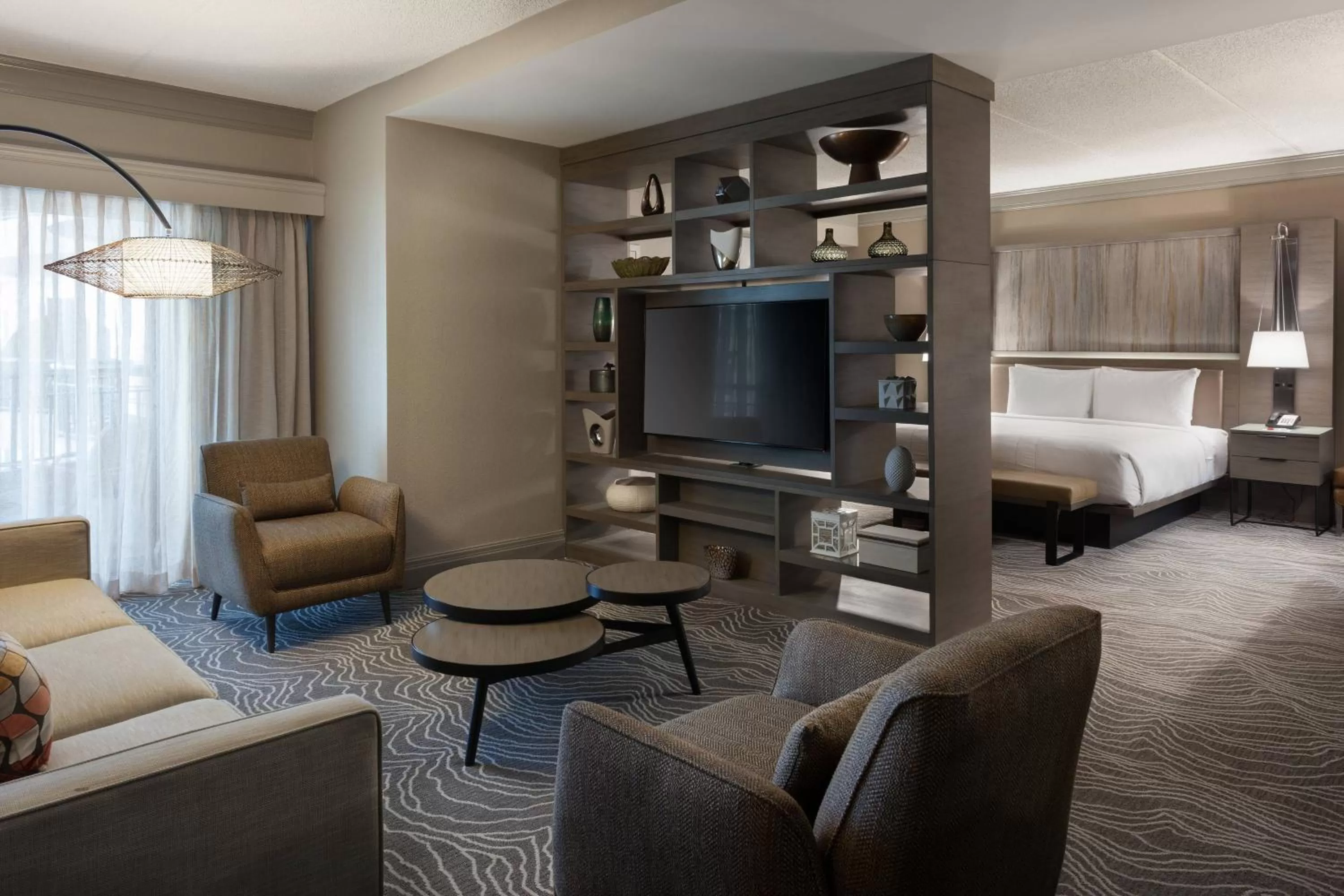 Living room, Bed in Marriott Savannah Riverfront