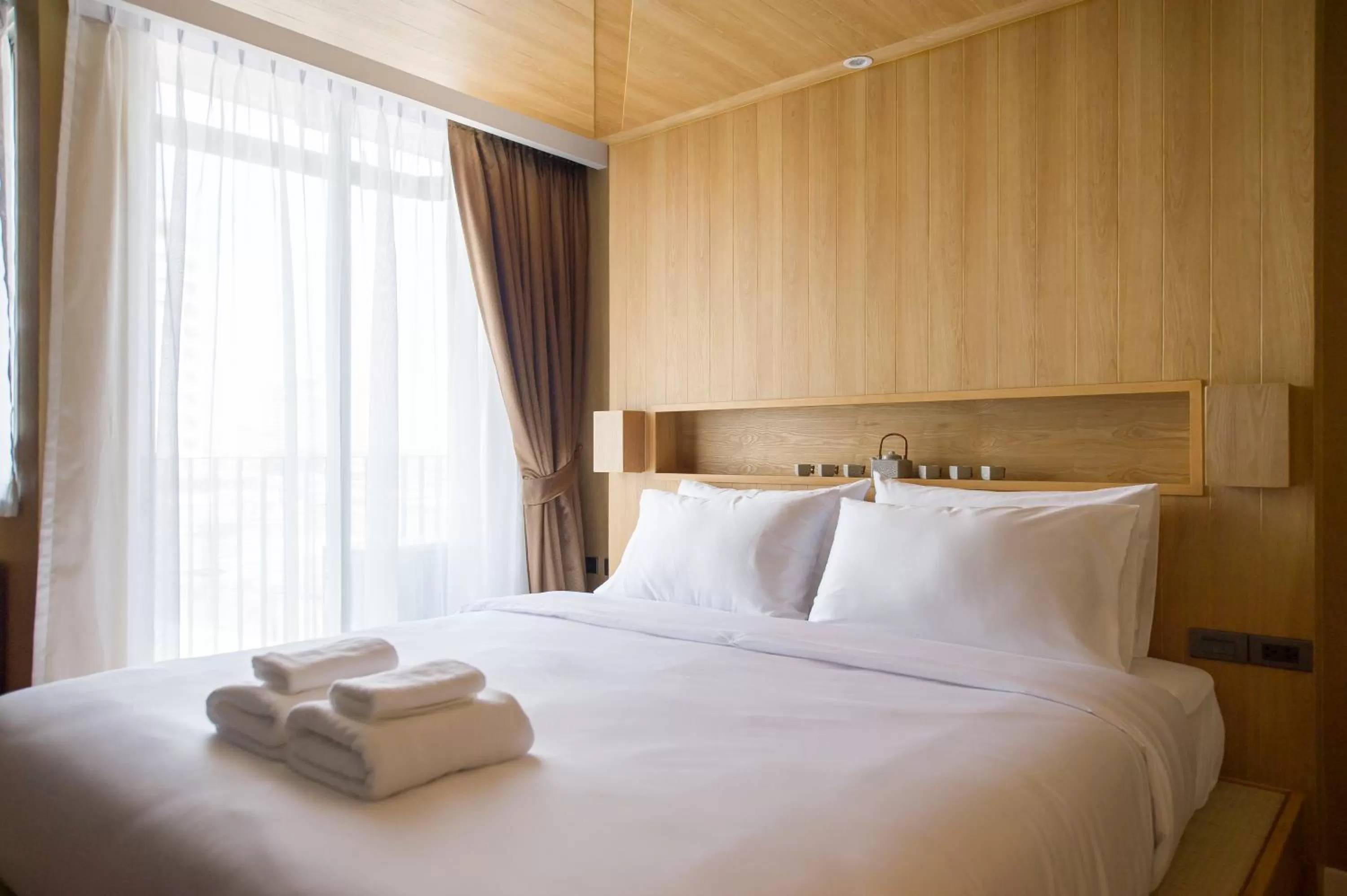 Photo of the whole room, Bed in Zenniq