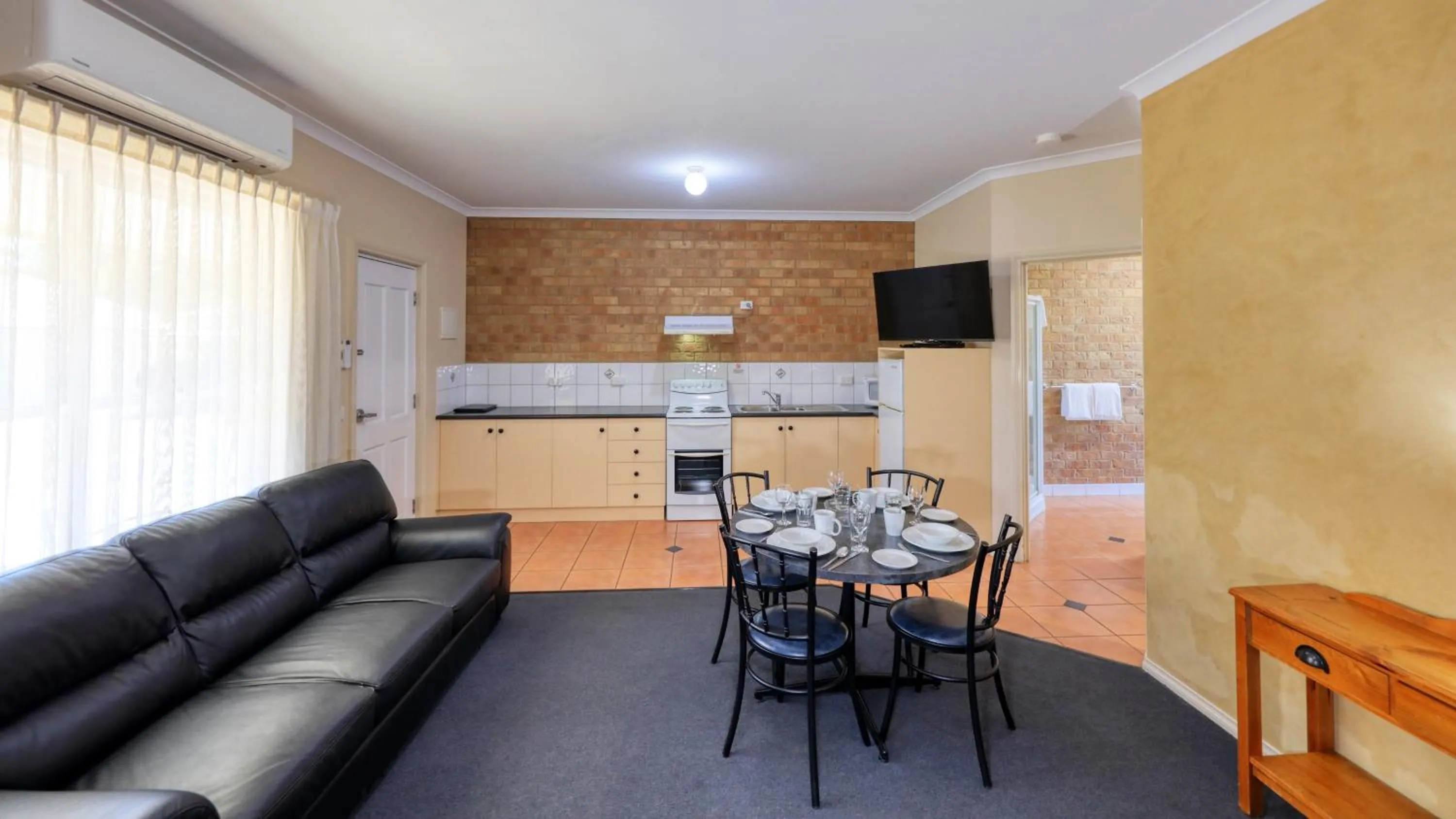 TV and multimedia in Bridges on Meninya Motel & Apartments