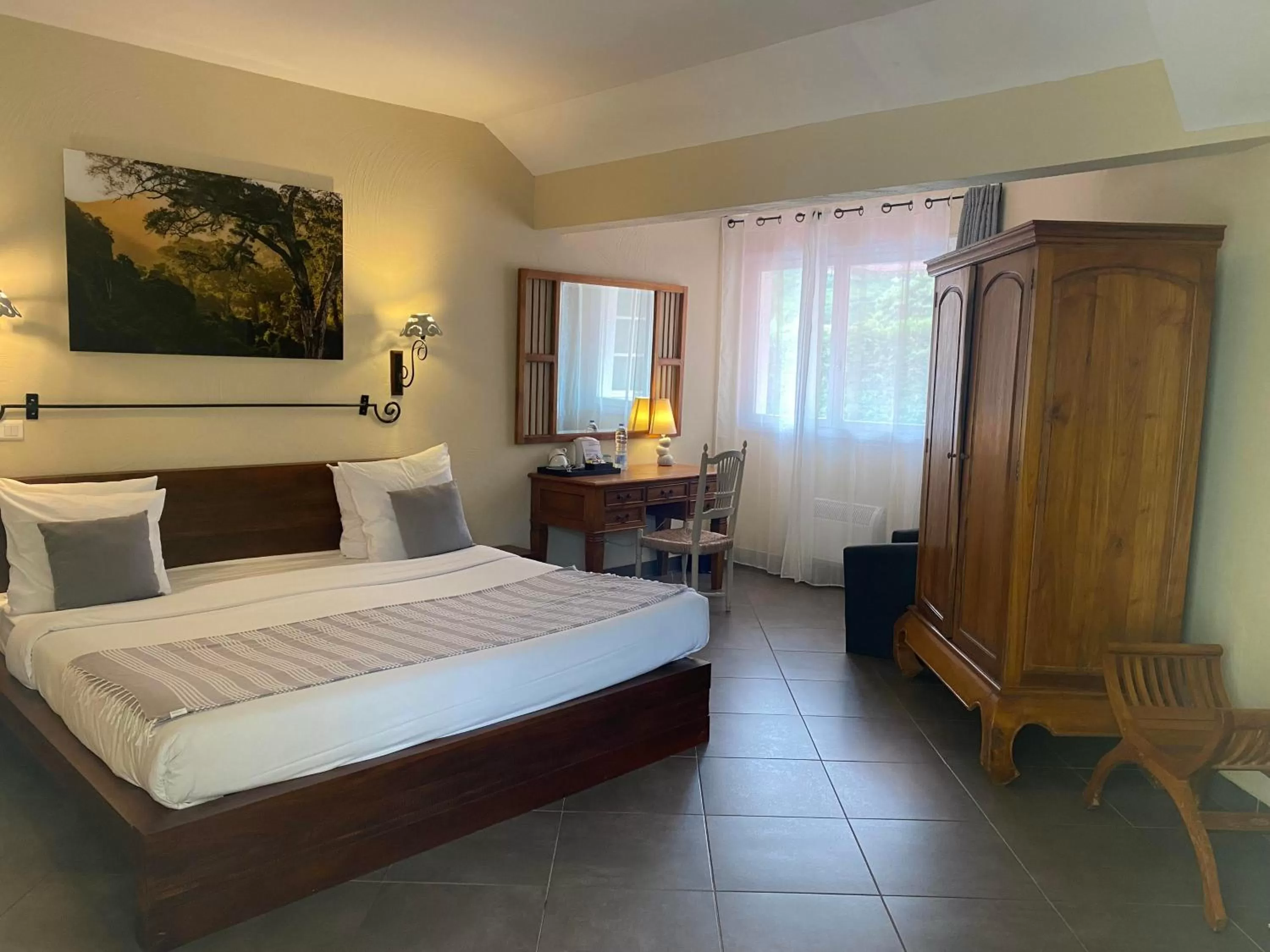 Photo of the whole room, Bed in Hotel Le Cilaos