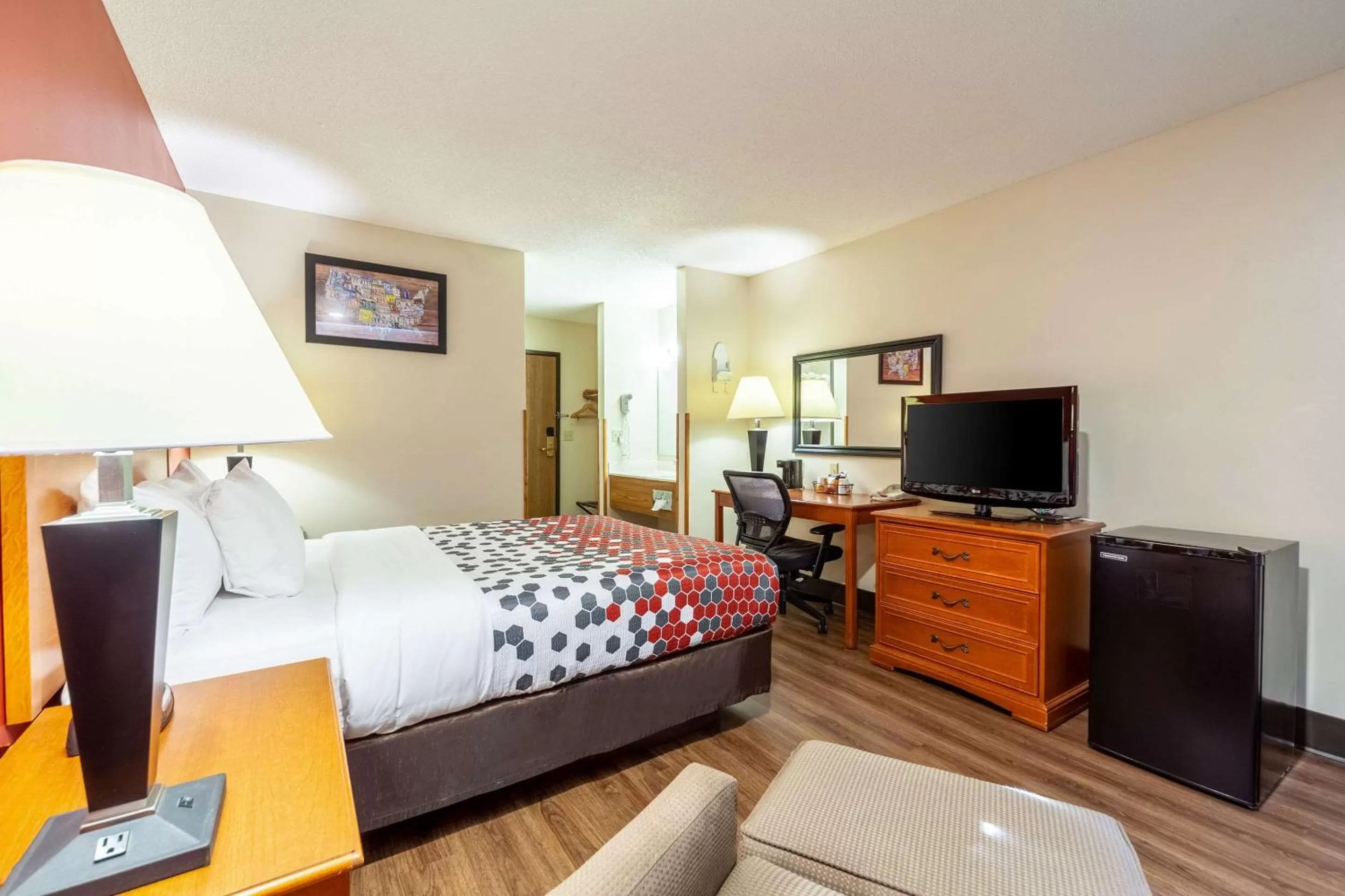 Photo of the whole room, Bed in Econo Lodge