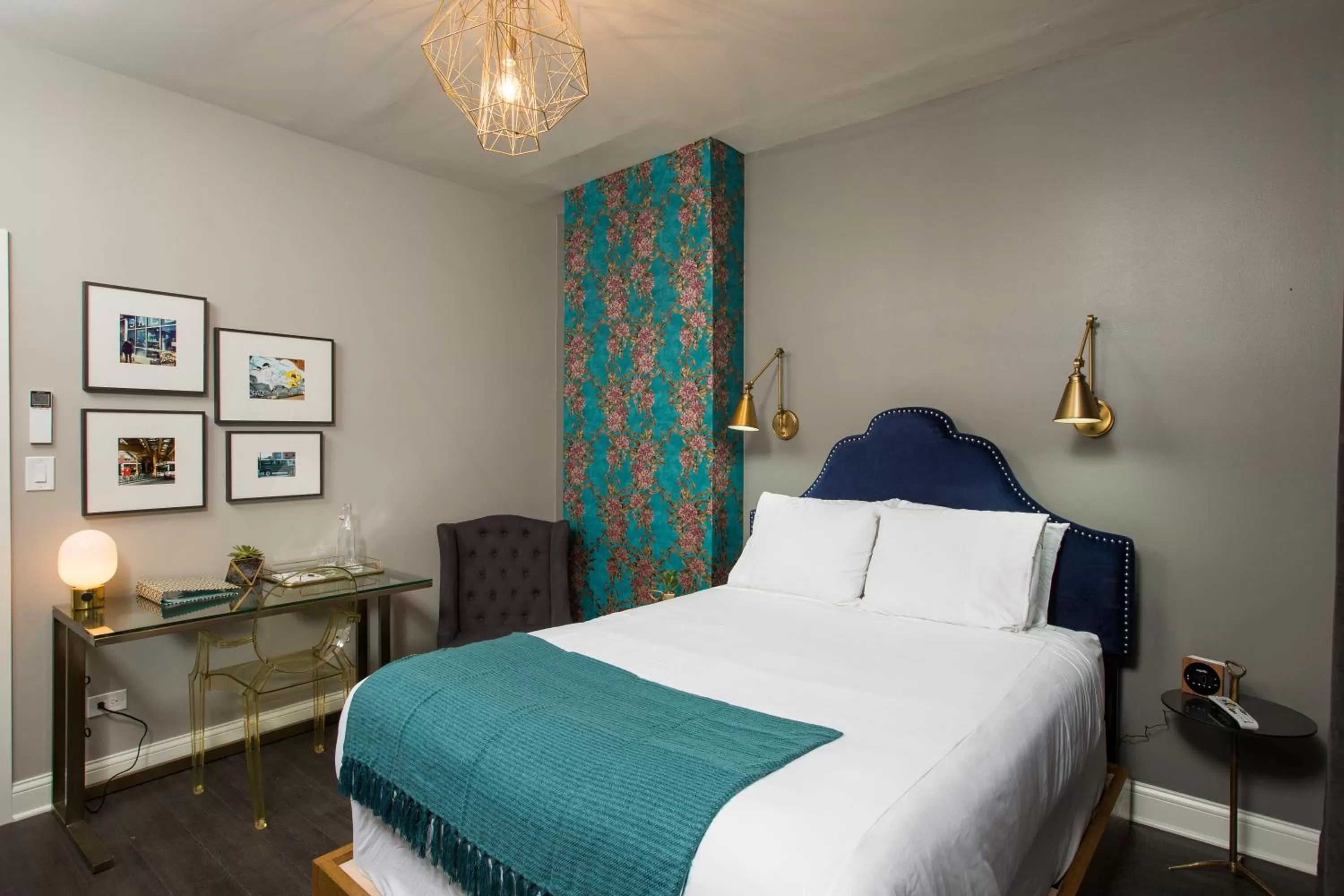 Photo of the whole room, Bed in Wicker Park Inn