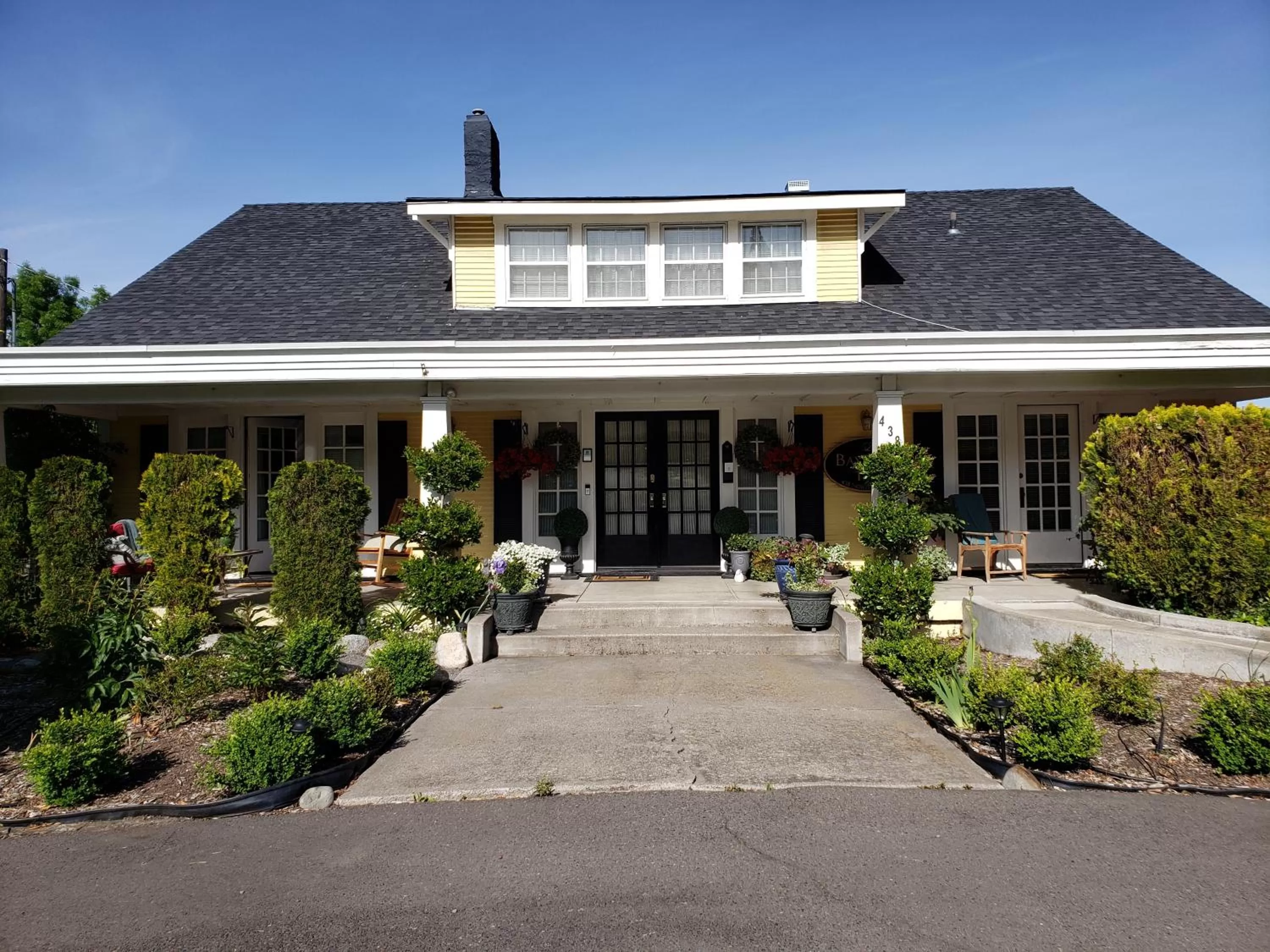 Property building in Bayberry Inn B&B and Oregon Wellness Retreat