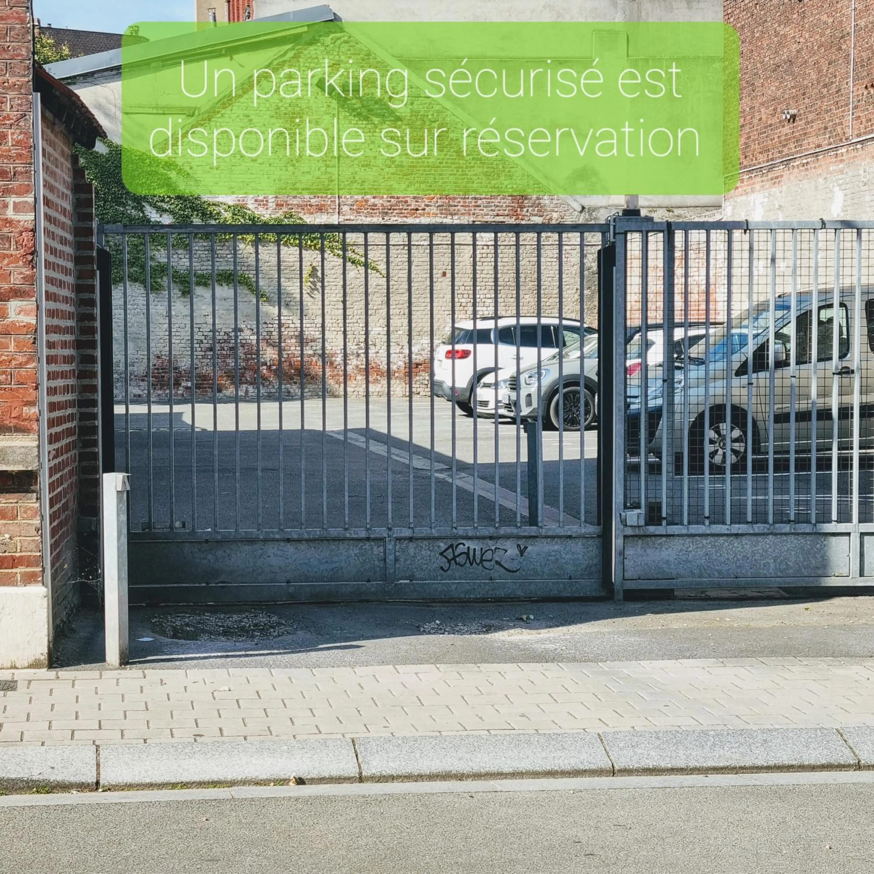 Parking in Le Clémenceau Hôtel et Appart'hôtel & Restaurant "Gare Sncf" centre ville