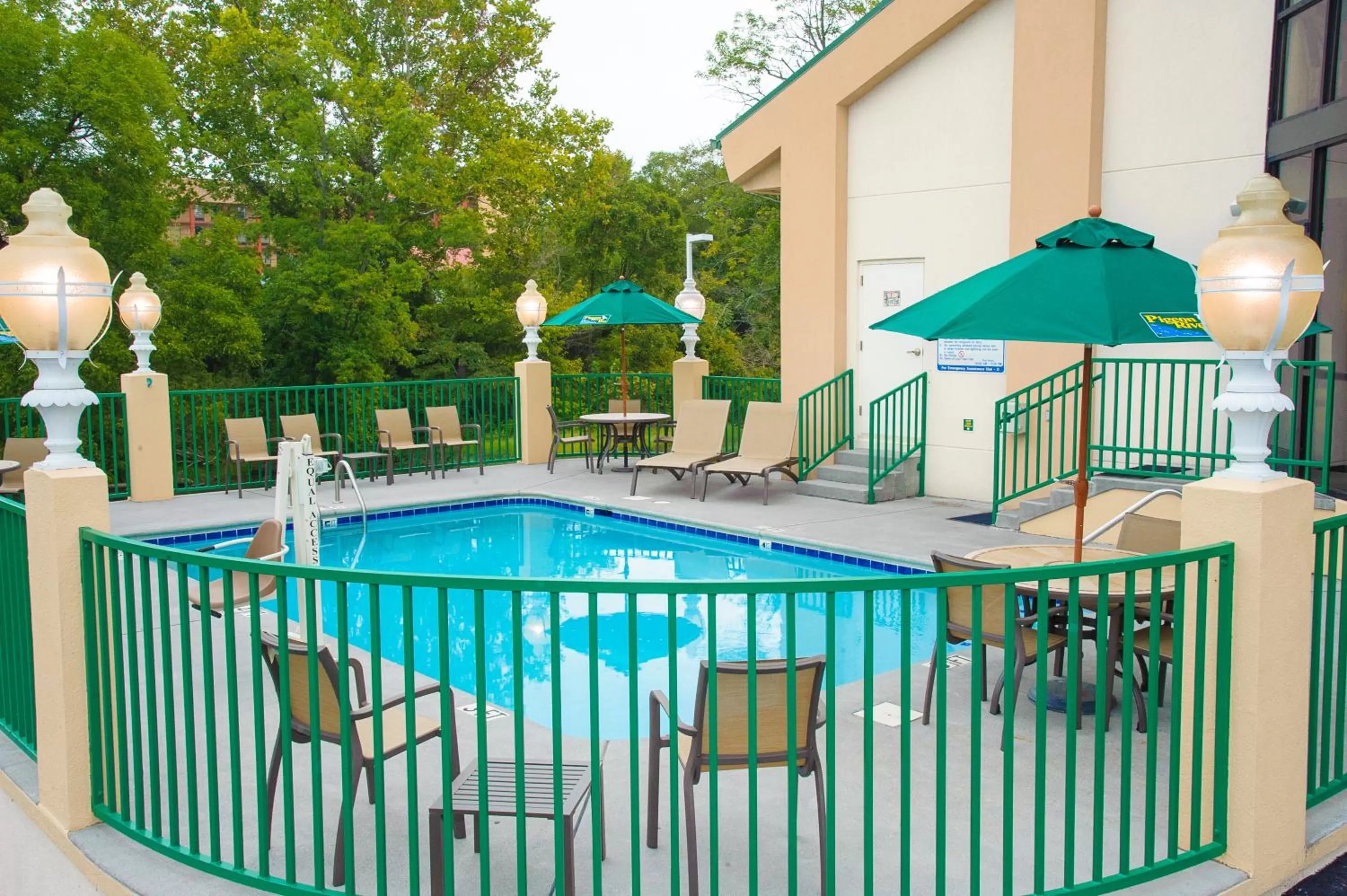 Swimming pool in Pigeon River Inn