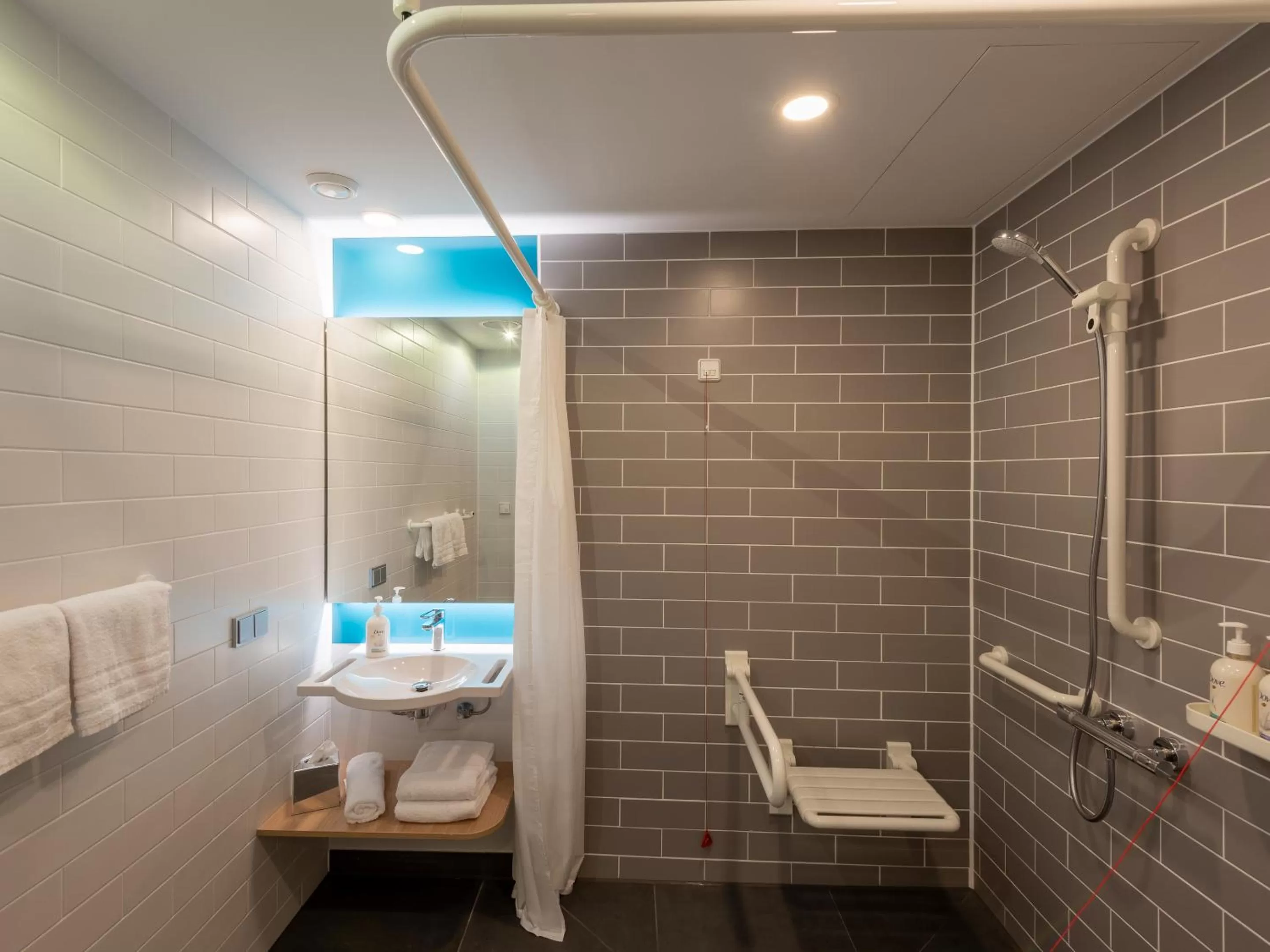 Bathroom in Holiday Inn Express - Hamburg South A7-AS42 by IHG