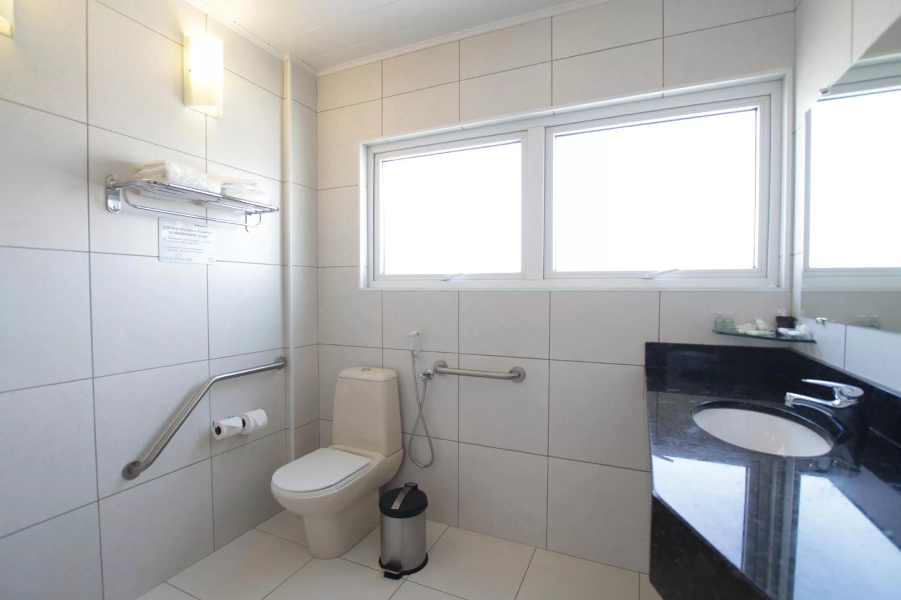 Toilet in Hotel Confiance Centro Cívico