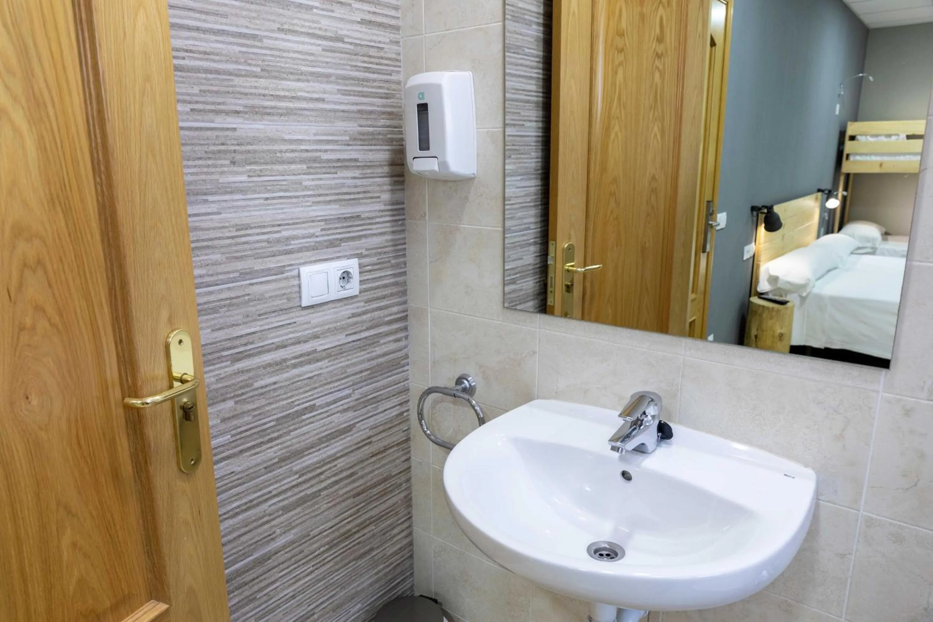 Bathroom, Bed in Alda Estella Hostel