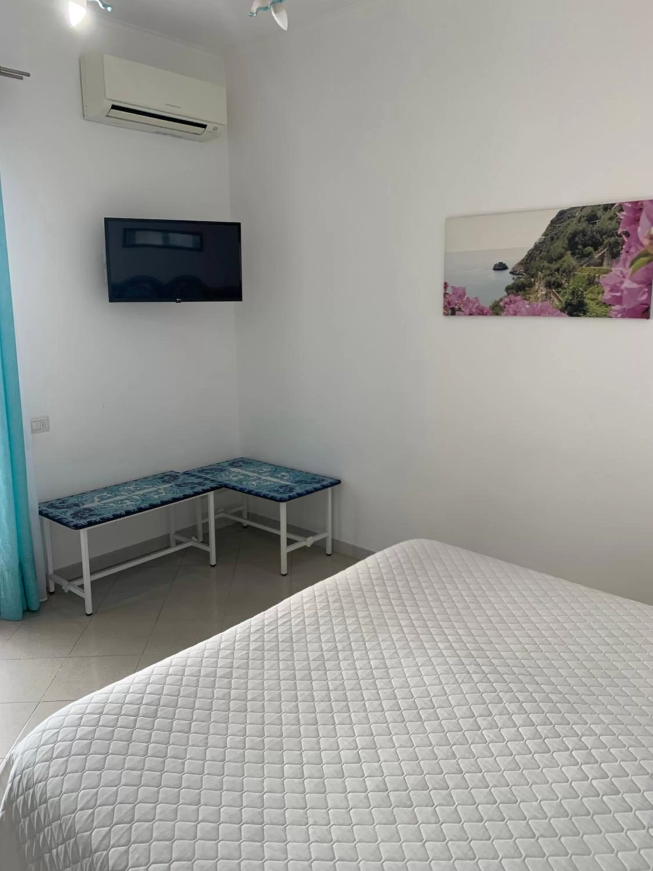 Photo of the whole room, Bed in Il Giardino Dei Limoni