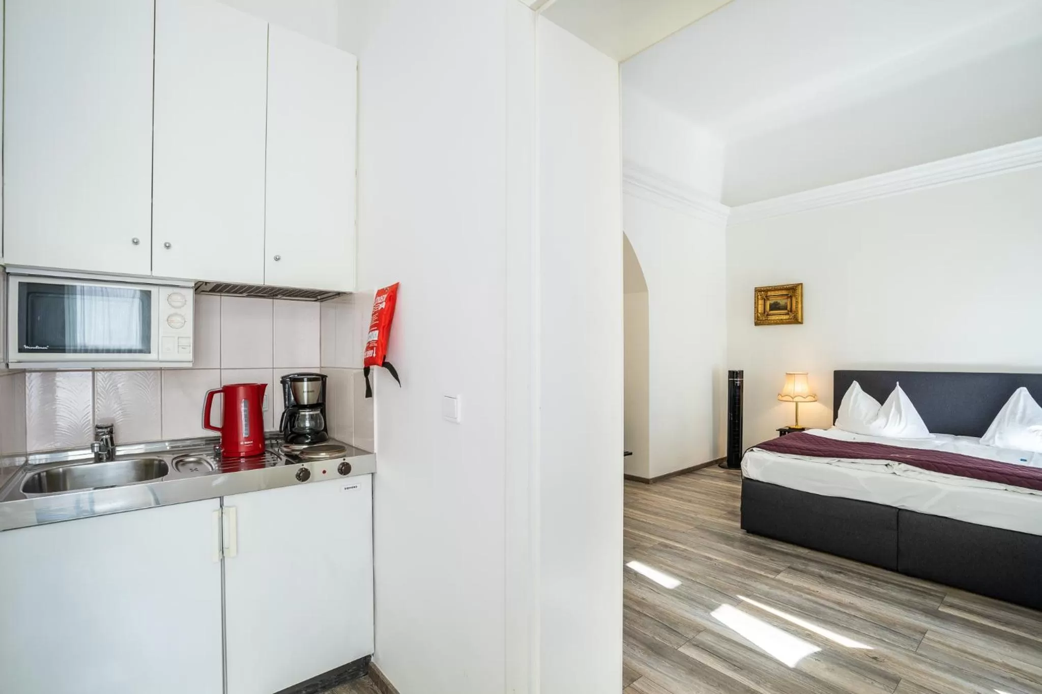 Kitchen or kitchenette, Bed in Hotel Am Schubertring