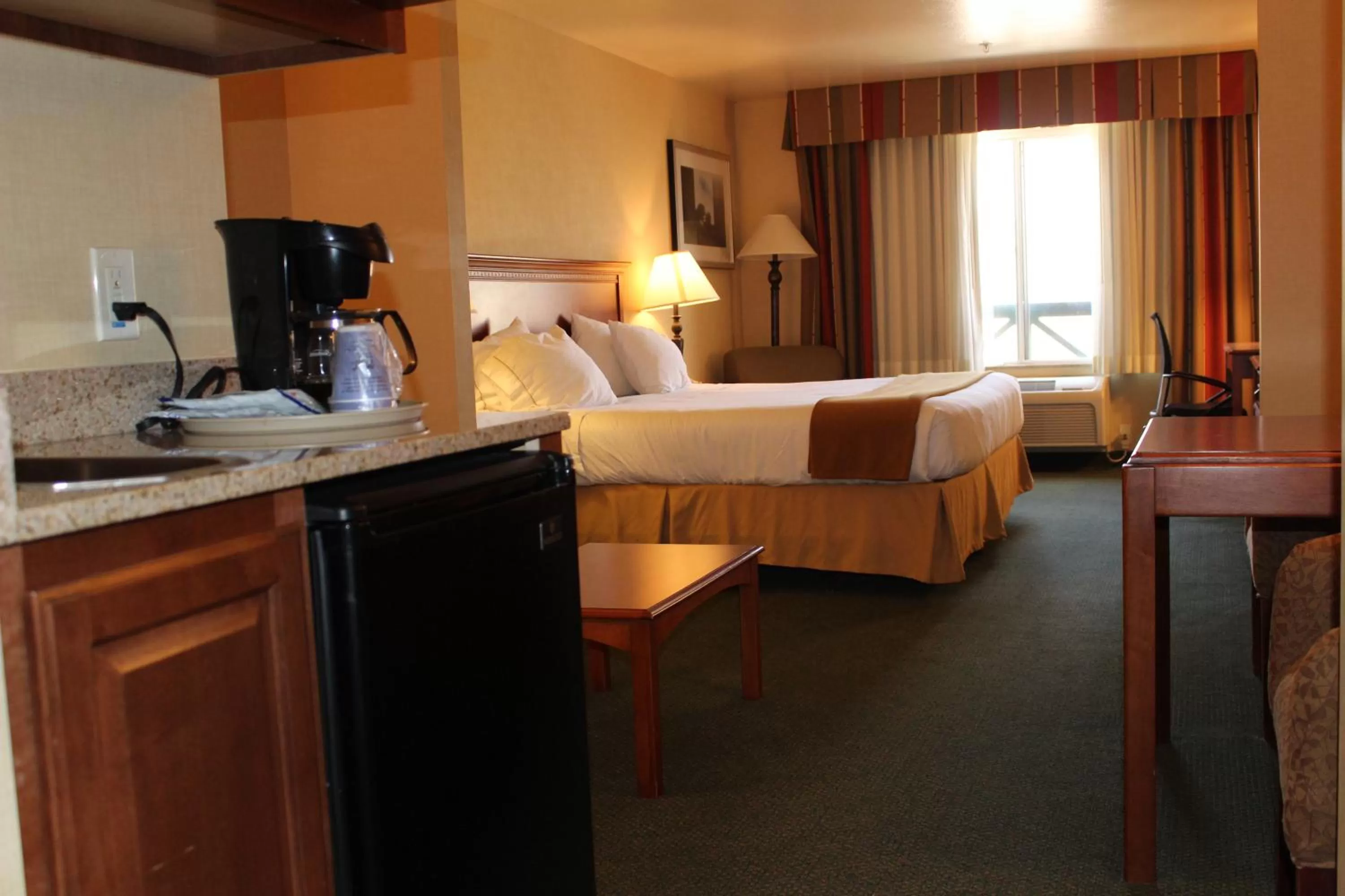 Bed in Holiday Inn Express Tehachapi by IHG