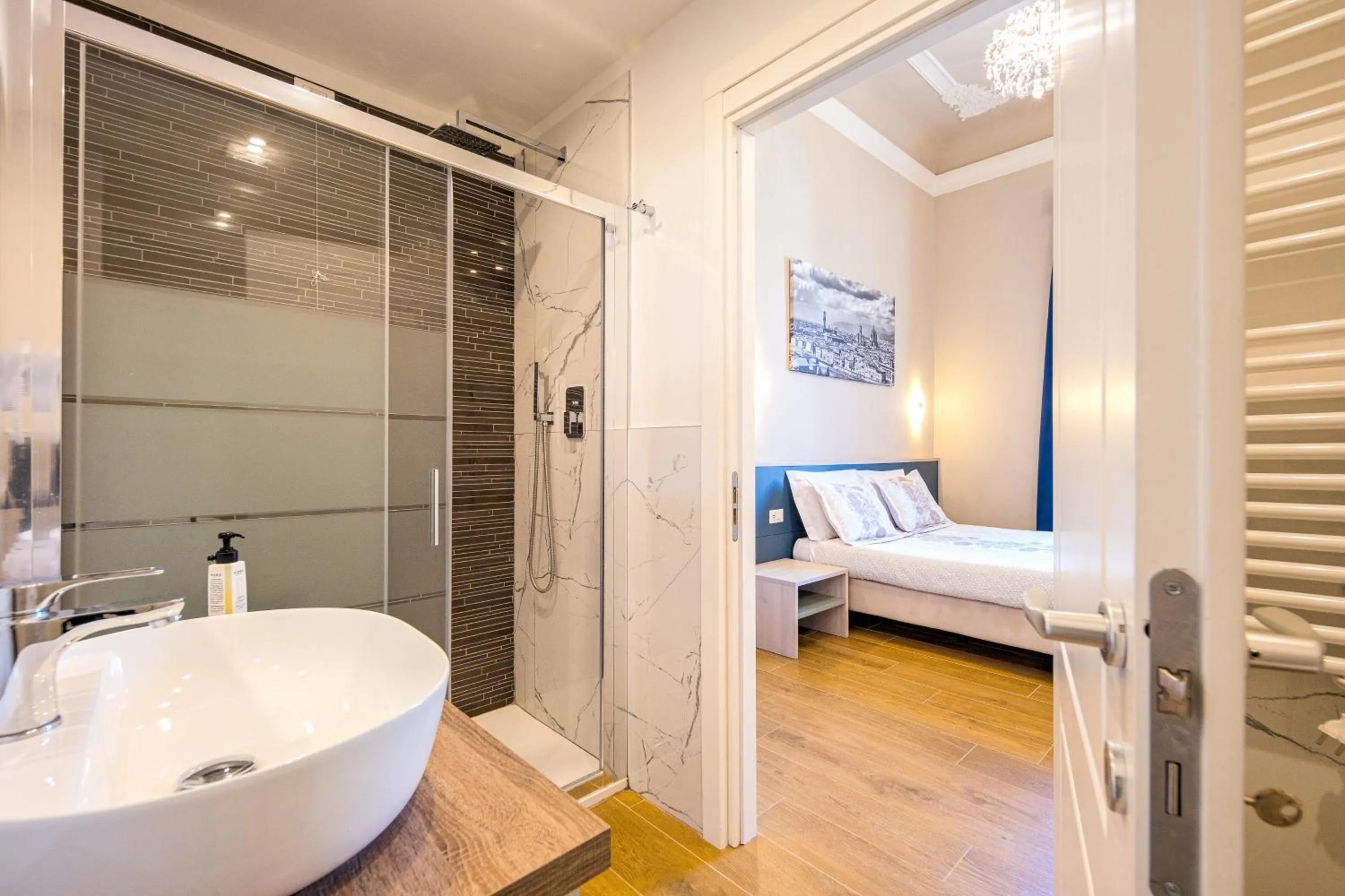 Bathroom, Bed in Hotel Bijou Roof Terrace
