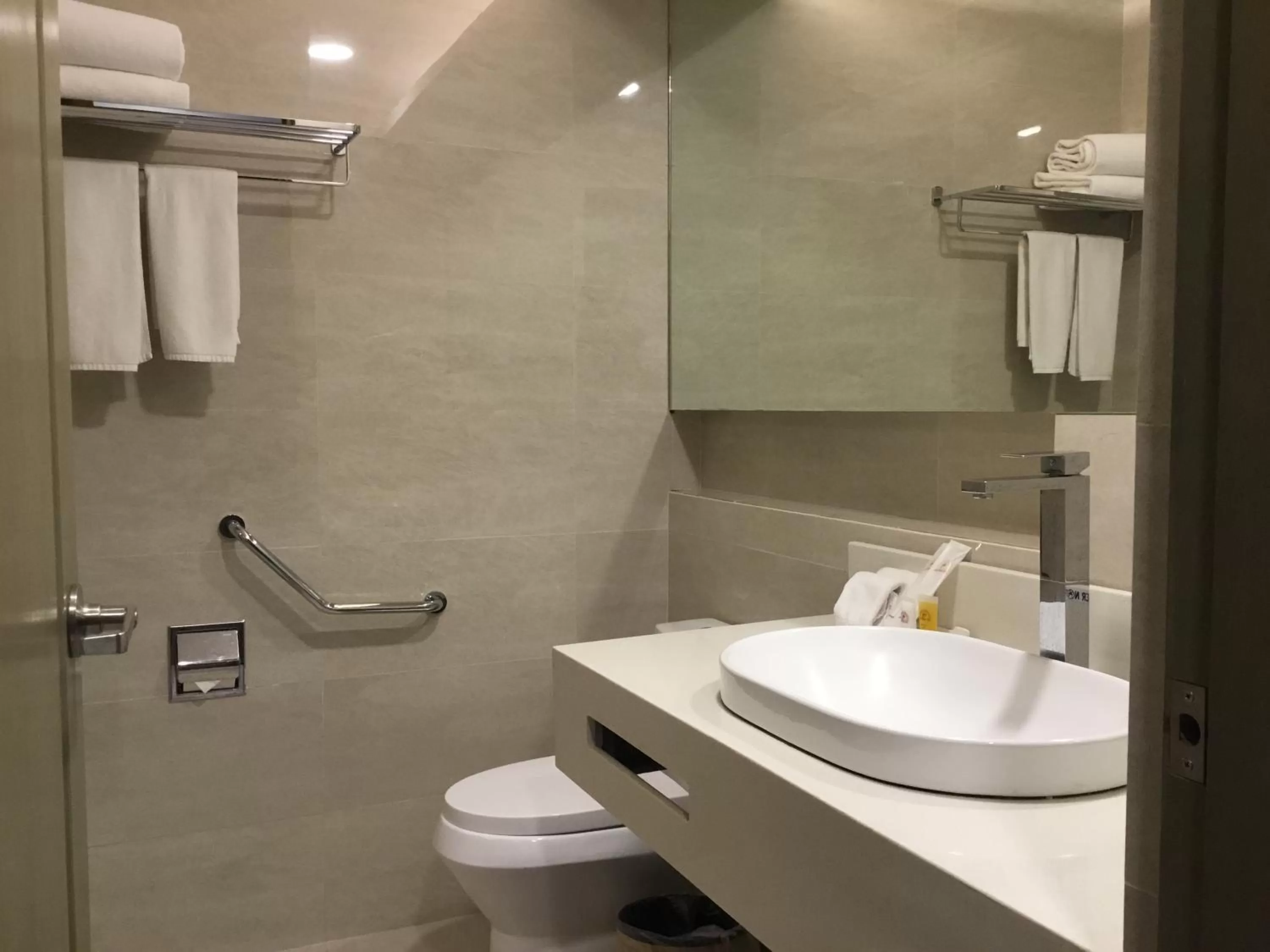 Shower in L'Fisher Hotel Bacolod