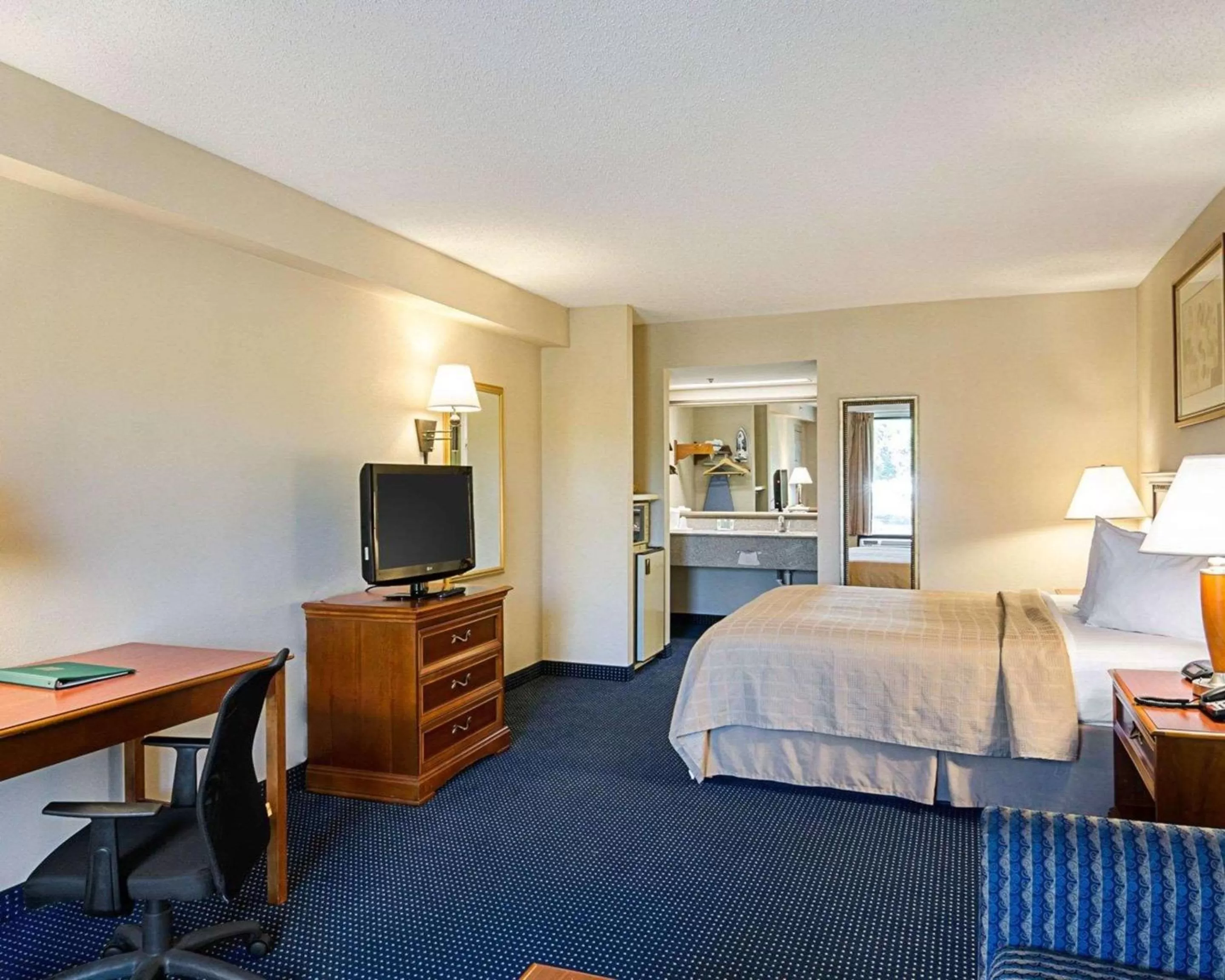 Photo of the whole room, Bed in Quality Inn Troutville - Roanoke North