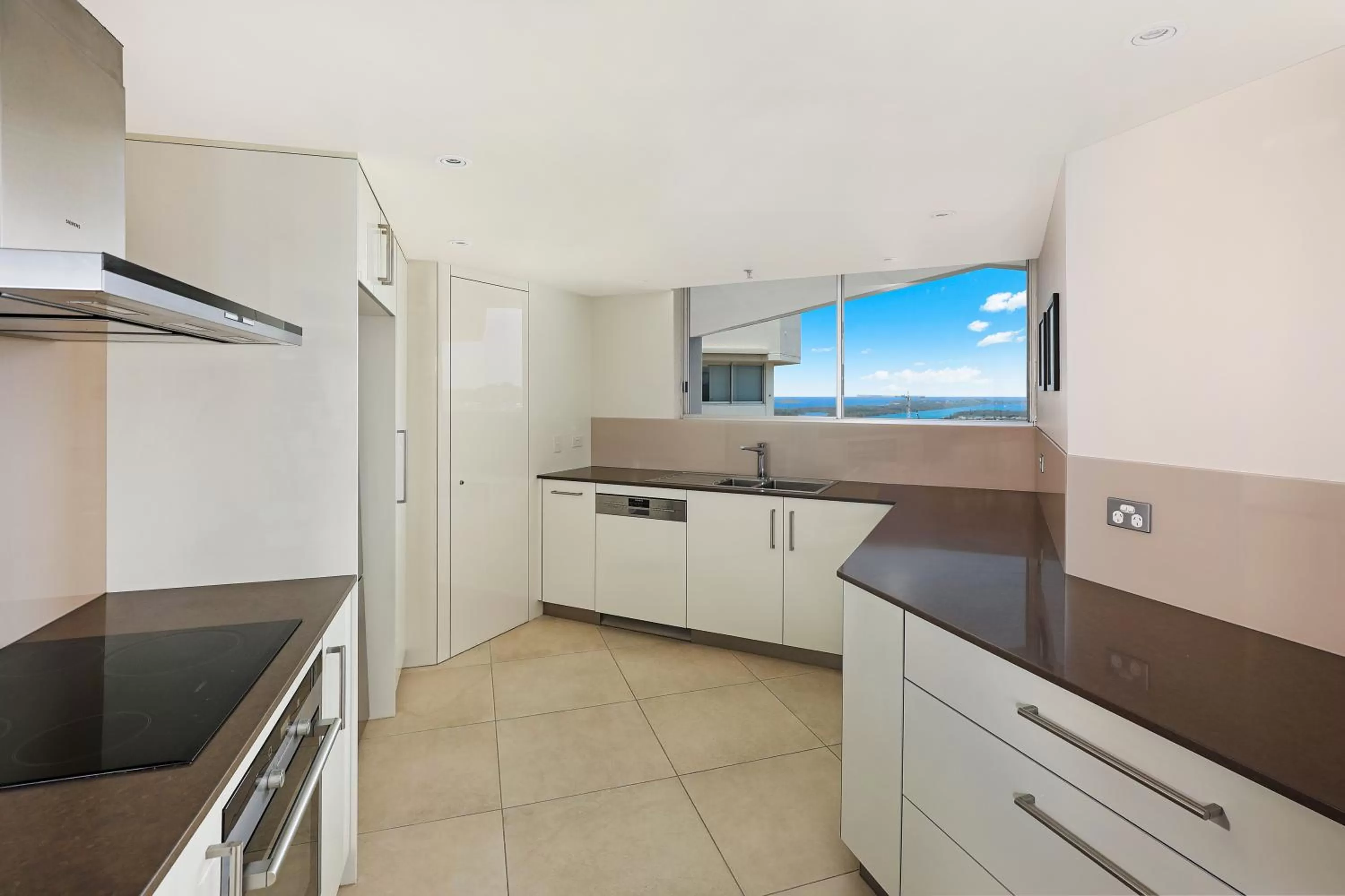 Kitchen or kitchenette in ULTIQA Points North