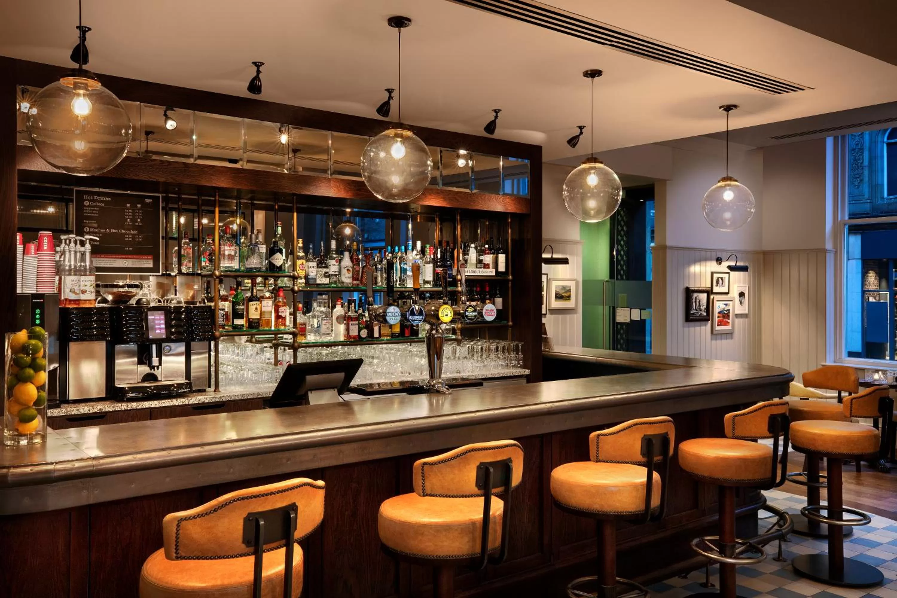 Lounge or bar in Leonardo Hotel Cardiff