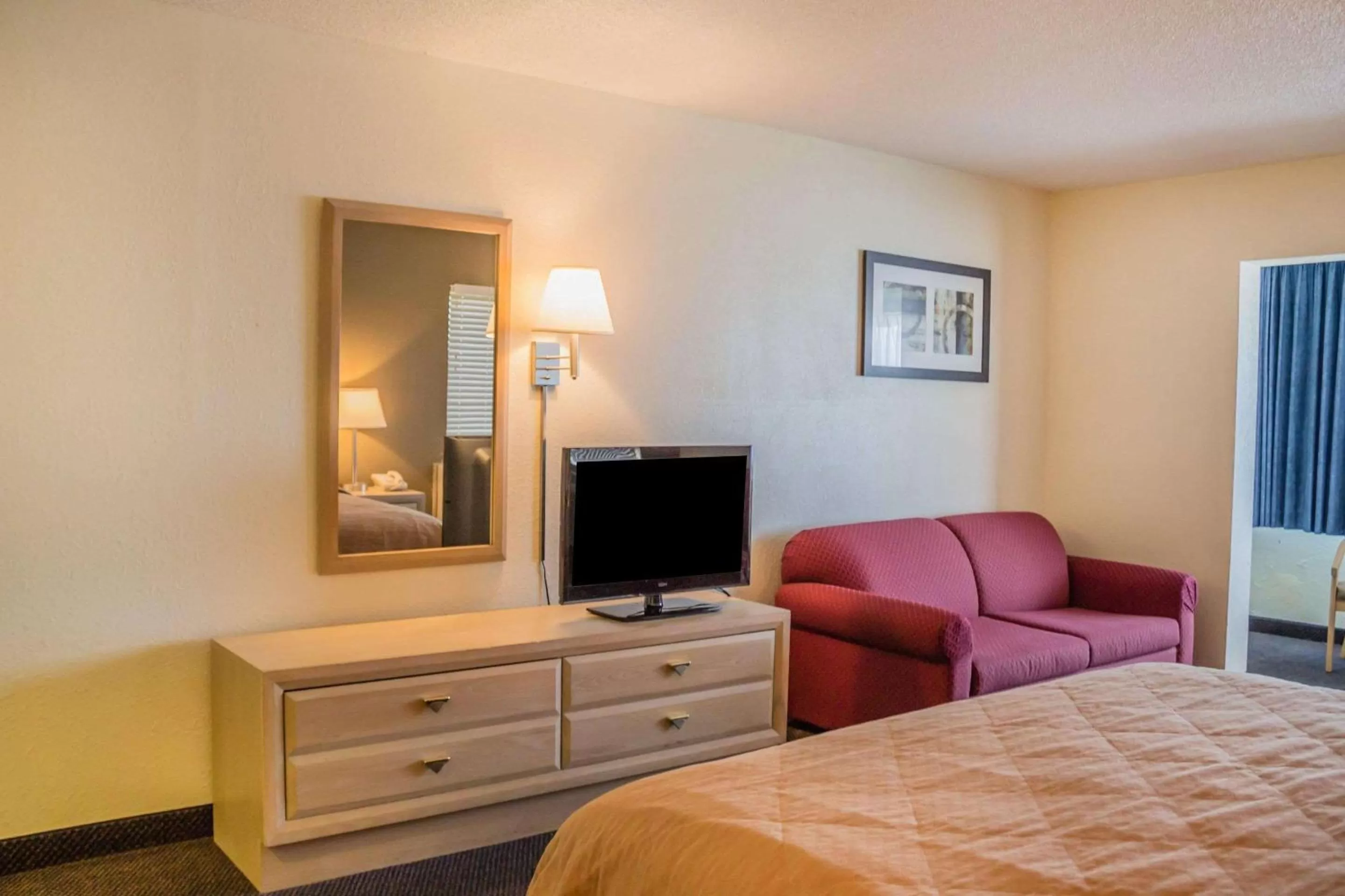 Photo of the whole room, Bed in Quality Inn Port Clinton Waterfront