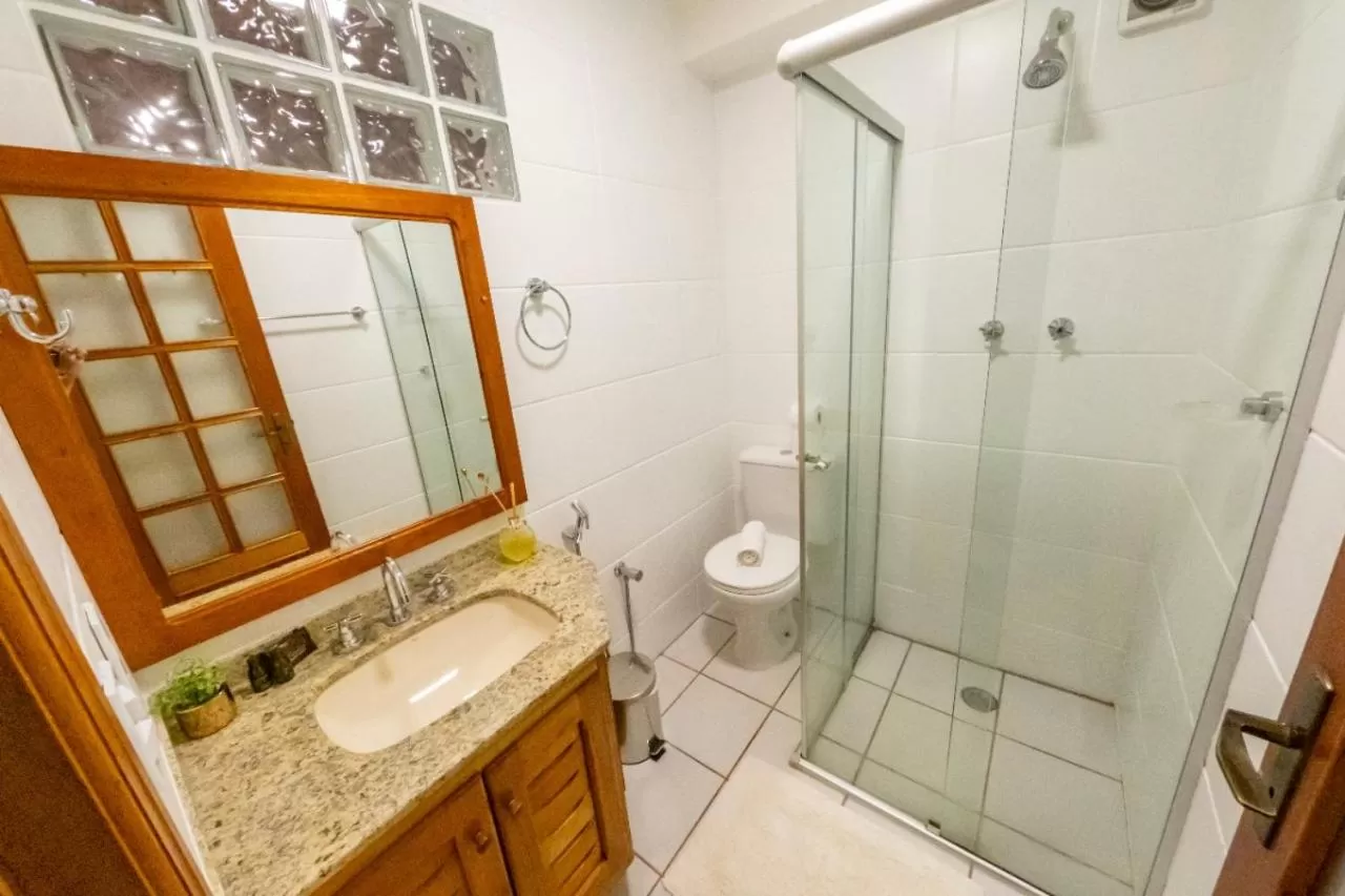 Shower, Bathroom in Pousada Ricanto Amore Mio