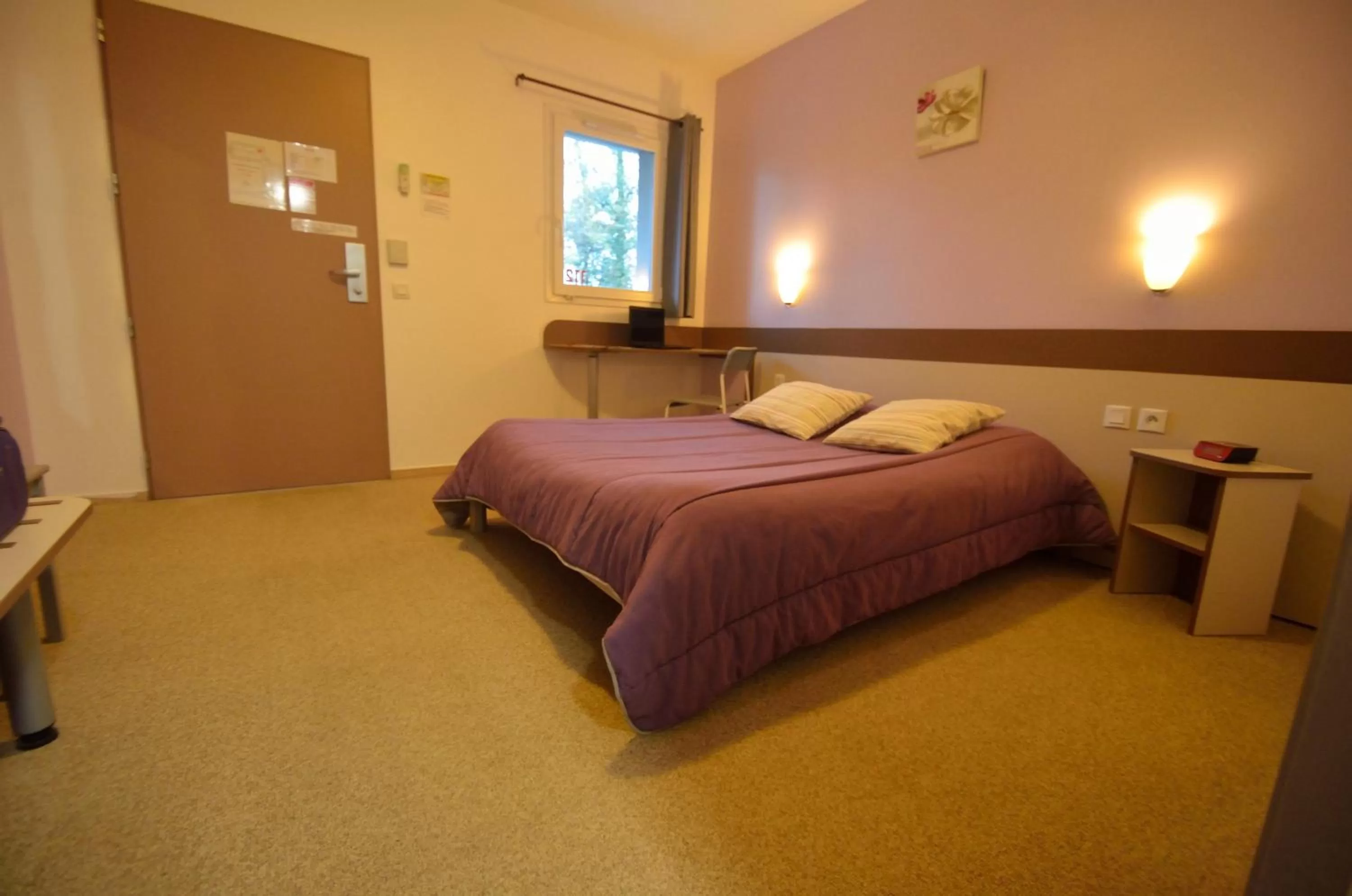 Shower, Bed in Hôtel Eco Chic