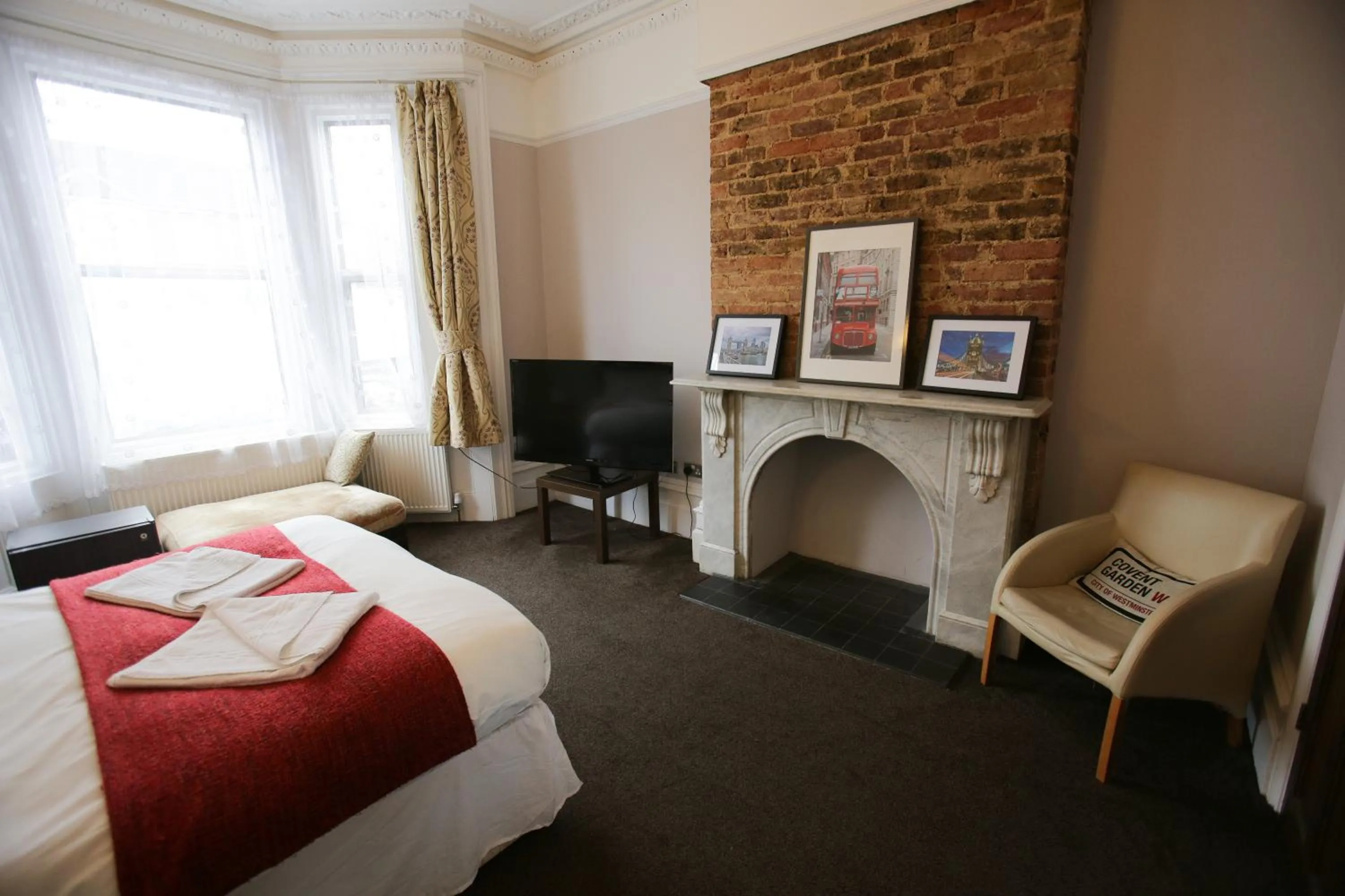 Photo of the whole room, TV/Entertainment Center in Manor House London