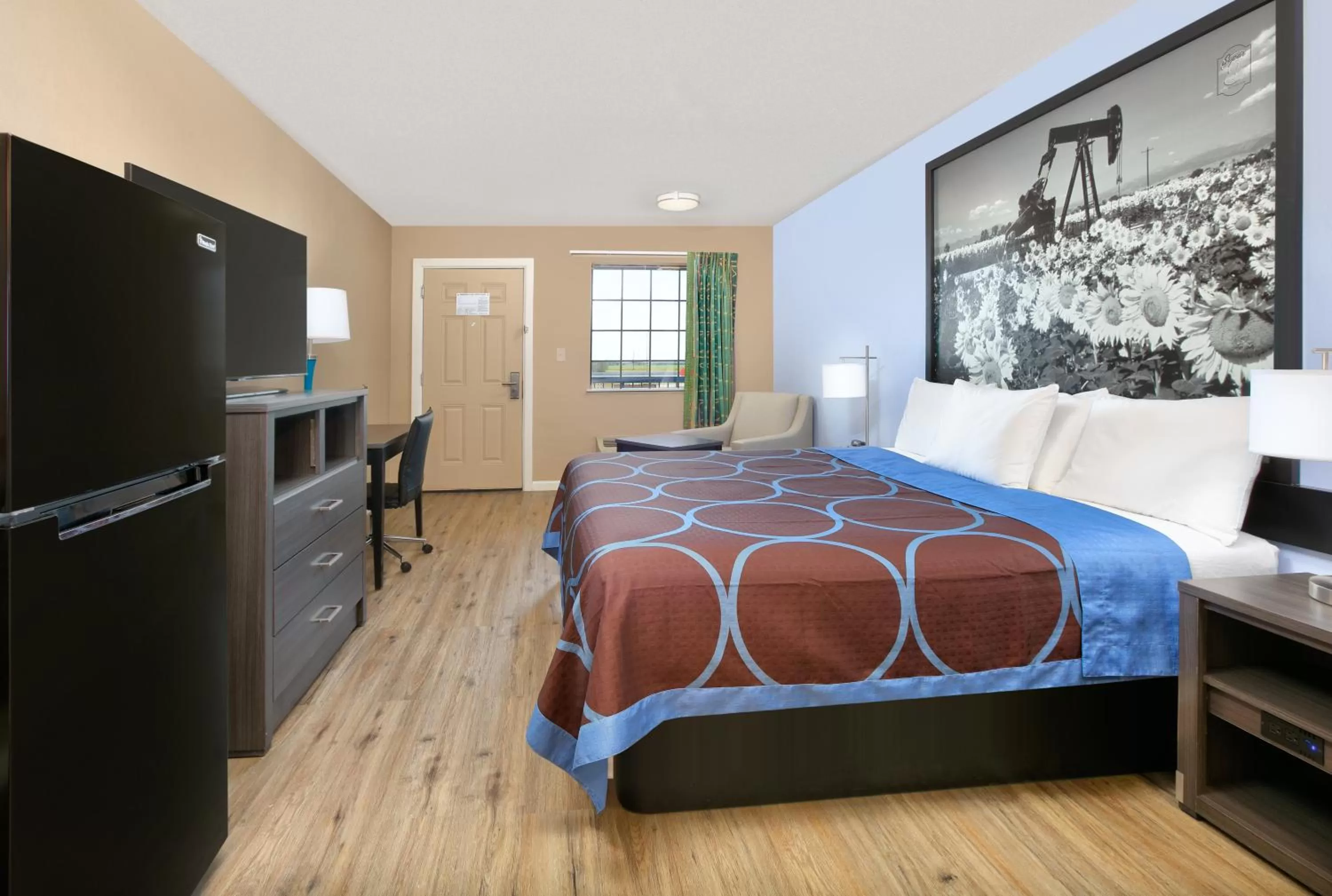 Bedroom, Bed in Super 8 by Wyndham Victoria - South - Hwy 59